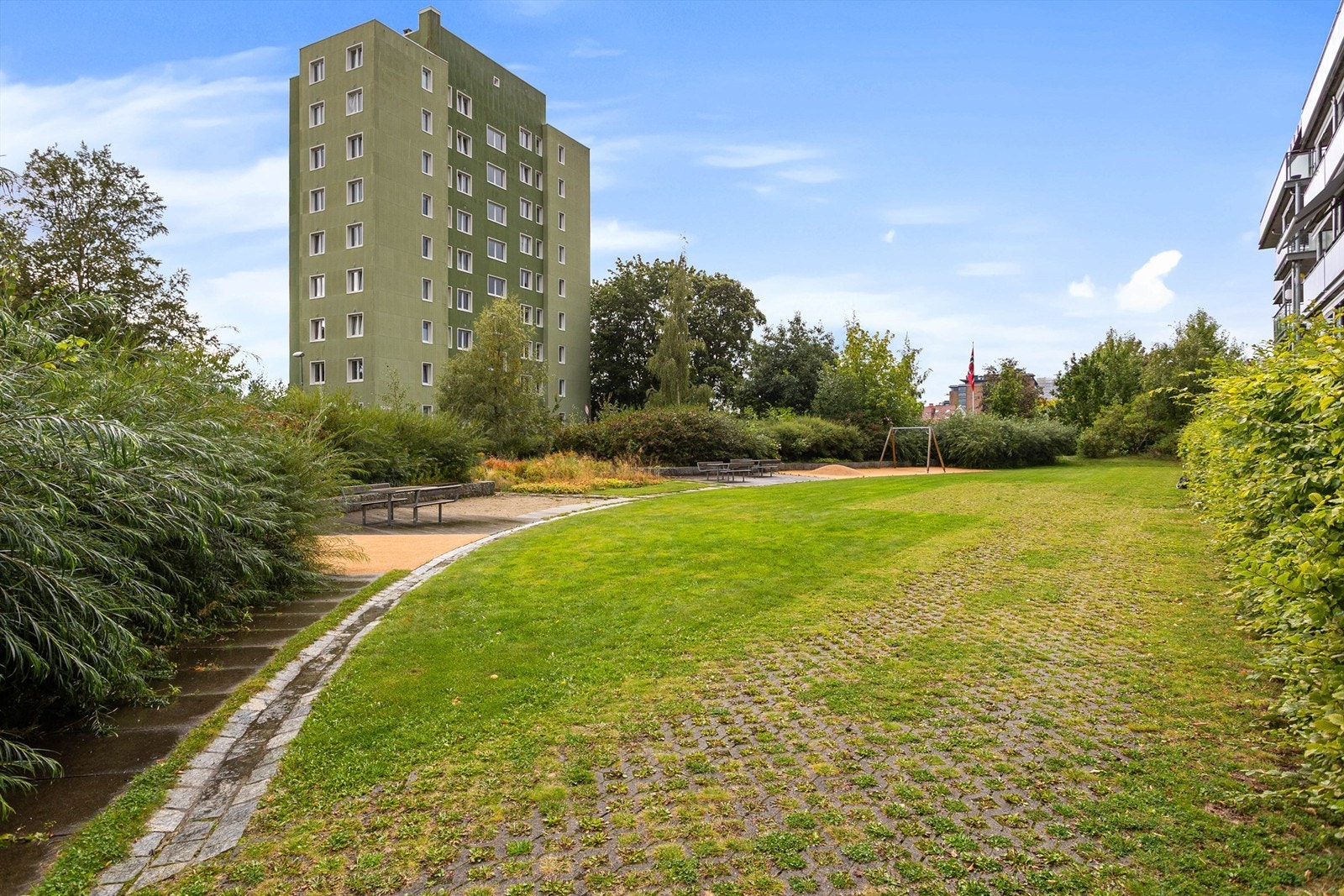 Velstelte fellesarealer med plenarealer, sittegrupper, lekeplass og frodig beplantning gir et hyggelig og familievennlig uterom. Her er det godt tilrettelagt for lek, aktivitet og fine stunder utendørs. Galleribilde