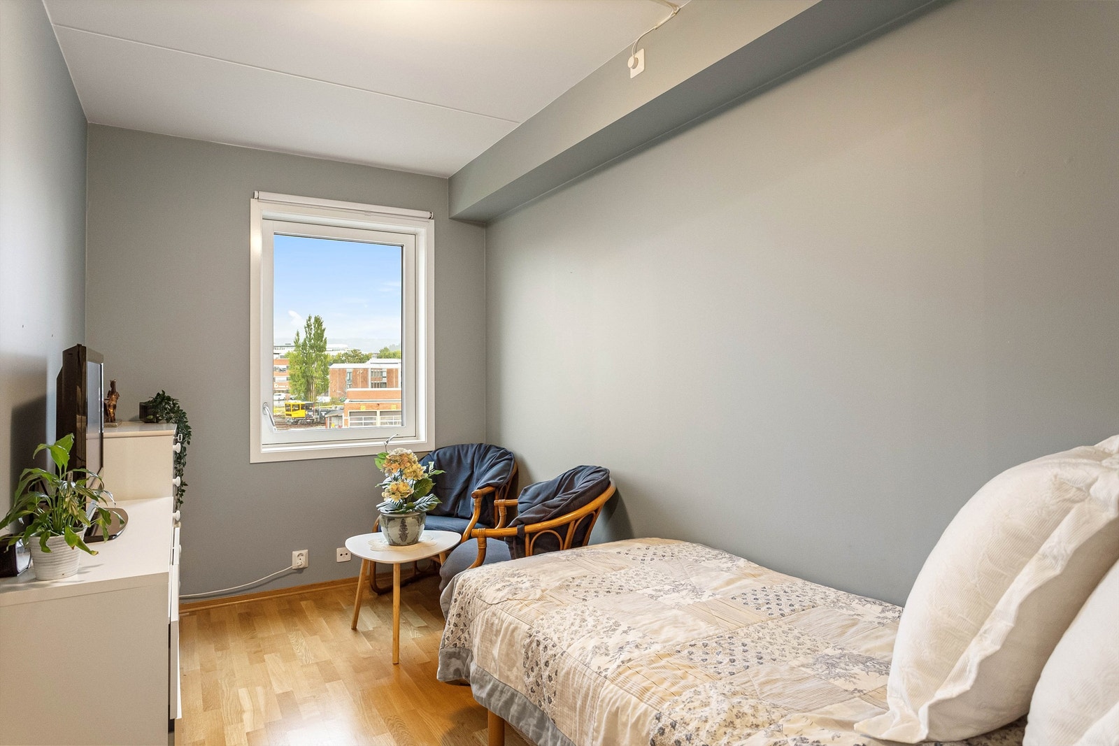 Det tredje soverommet har en lun og hyggelig atmosfære, og størrelsen gjør det velegnet som barnerom, gjesterom eller kontor. Galleribilde