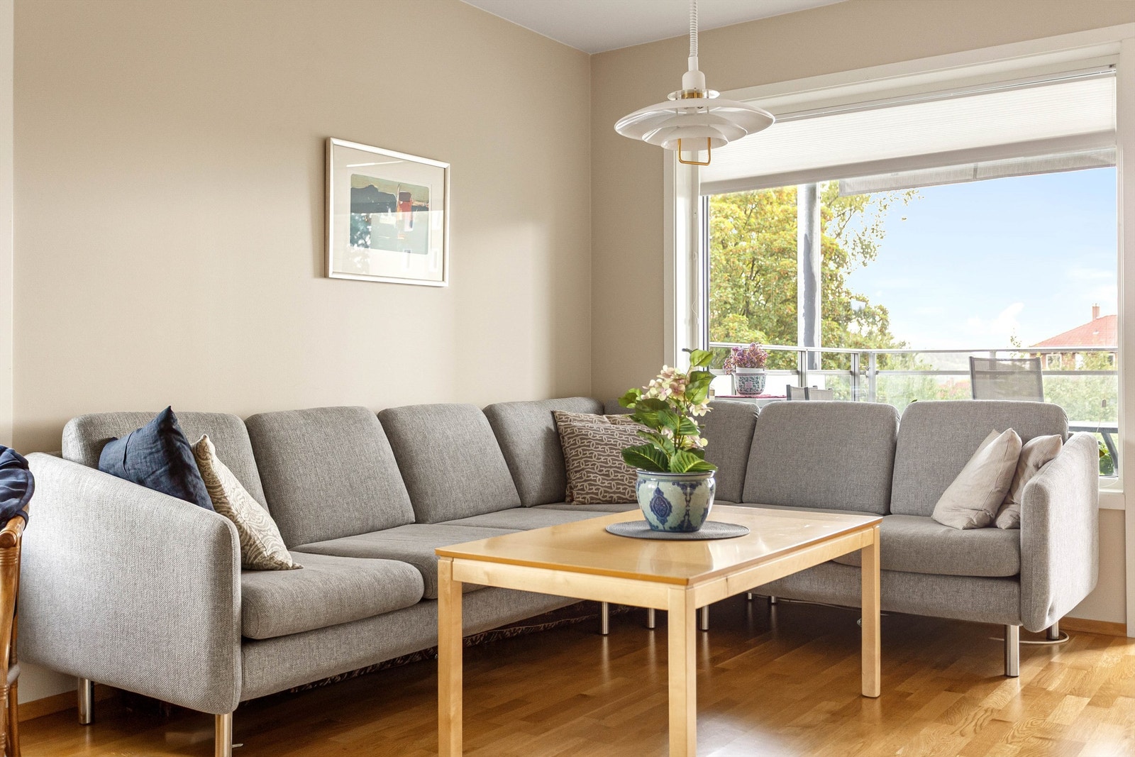 En stor hjørnesofa får god plass i den romslige stuen. Galleribilde
