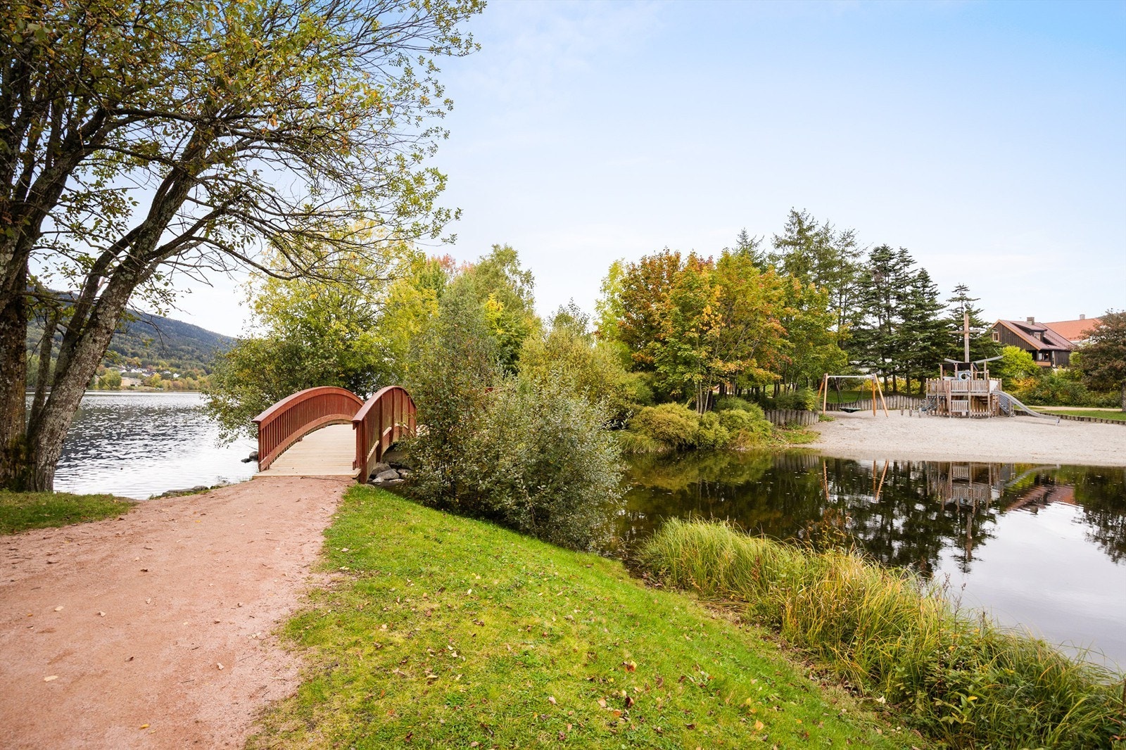 Drammenselva og flott parkområde er beliggende på andre siden av veien, her er det fine turstier, strandområde og sandvolleyballbane. Galleribilde