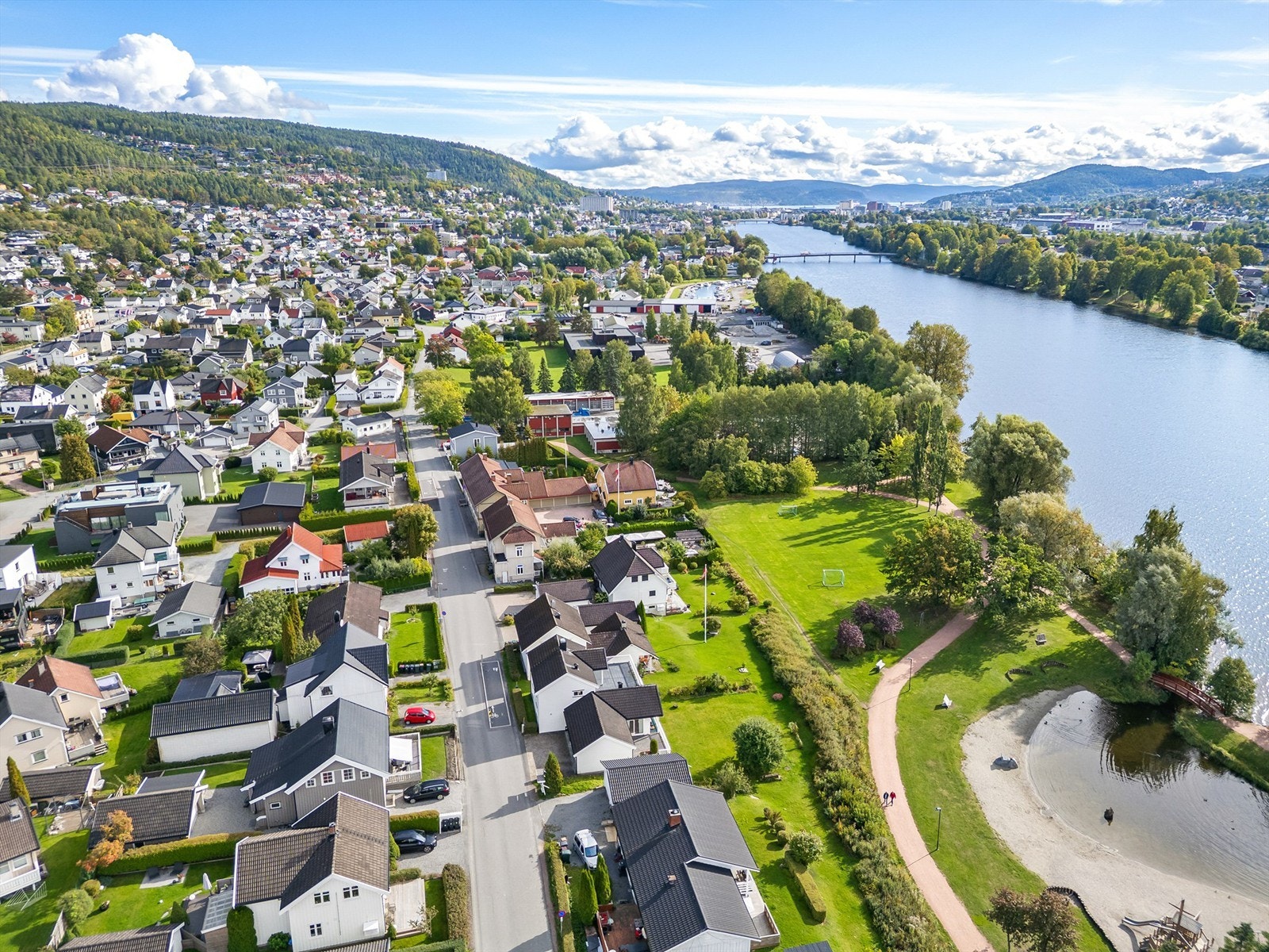 Gode bussforbindelser med holdeplass innen kort gangavstand. Galleribilde