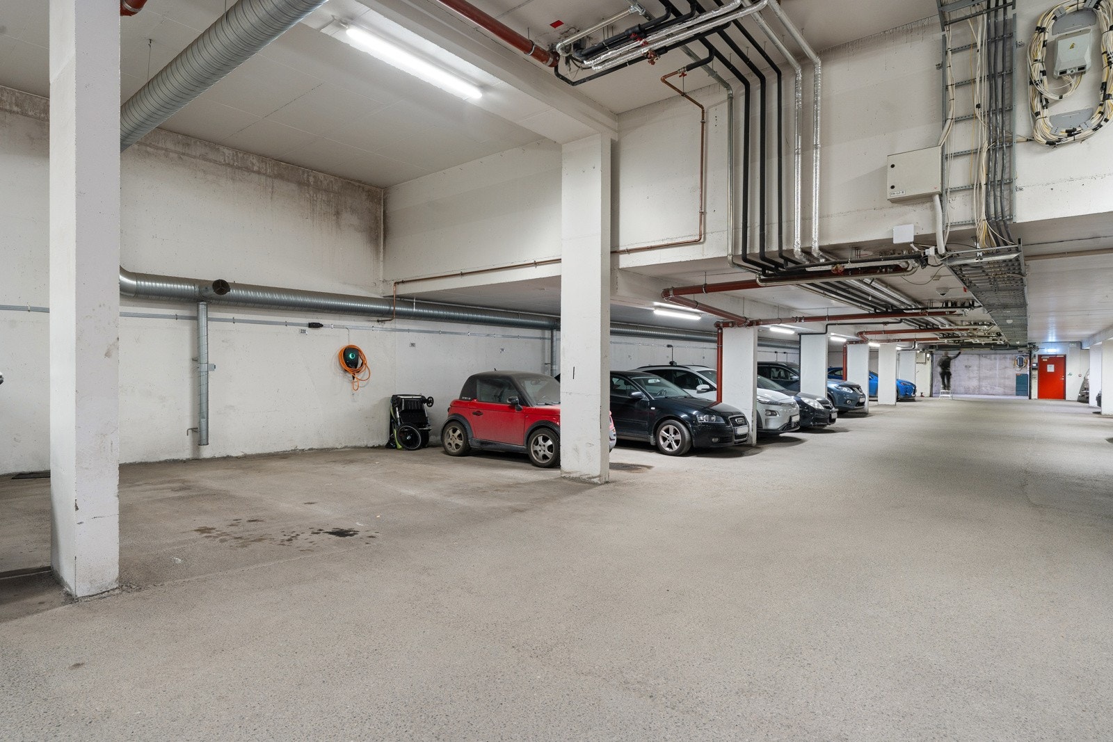 Fast parkeringsplass i garasjeanlegg.