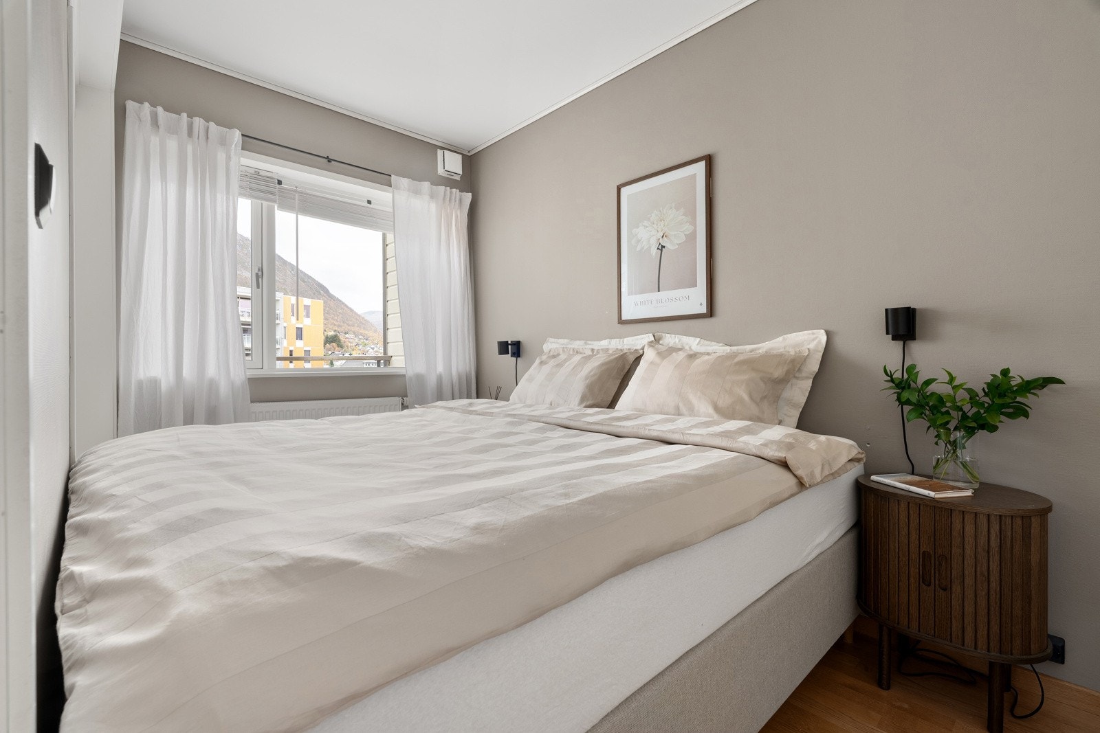 To gode soverom som begge har plass for stor seng med tilhørende nattbord.
