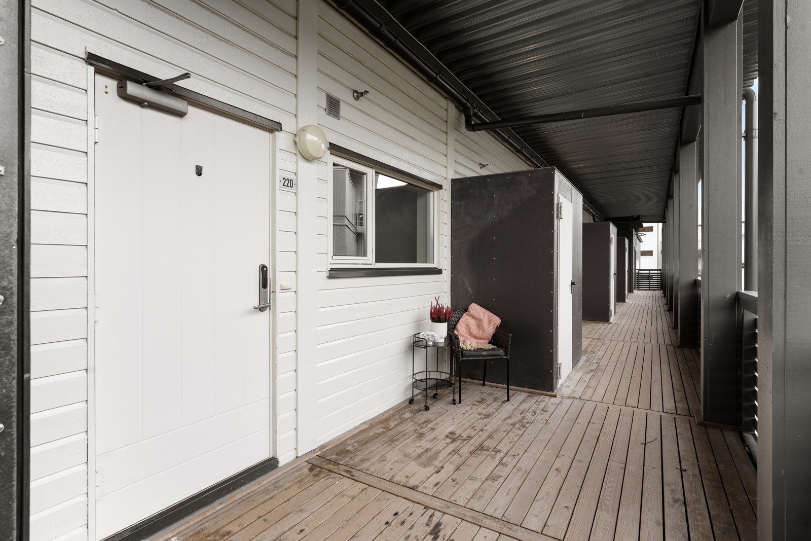 Leiligheten har egen inngang i svalgang. Svalgangen vender mot nordvest og har kveldssol.