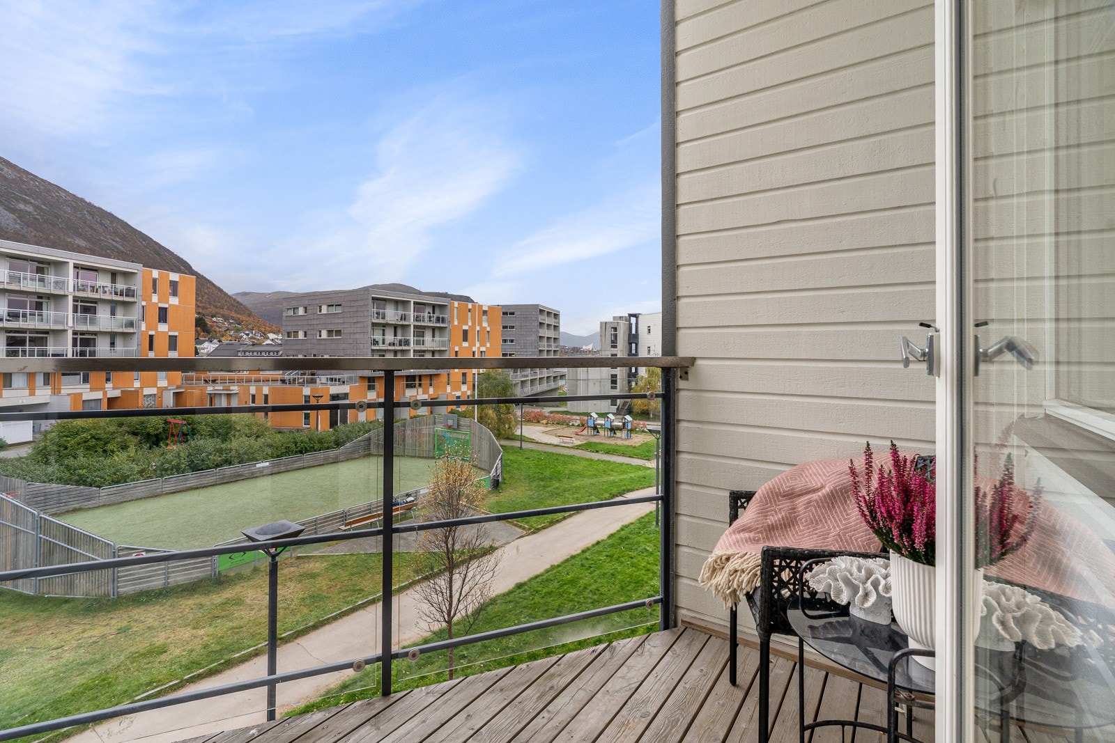 Ut fra stuen har du sørvendt veranda med herlige sol- og utsiktsforhold.