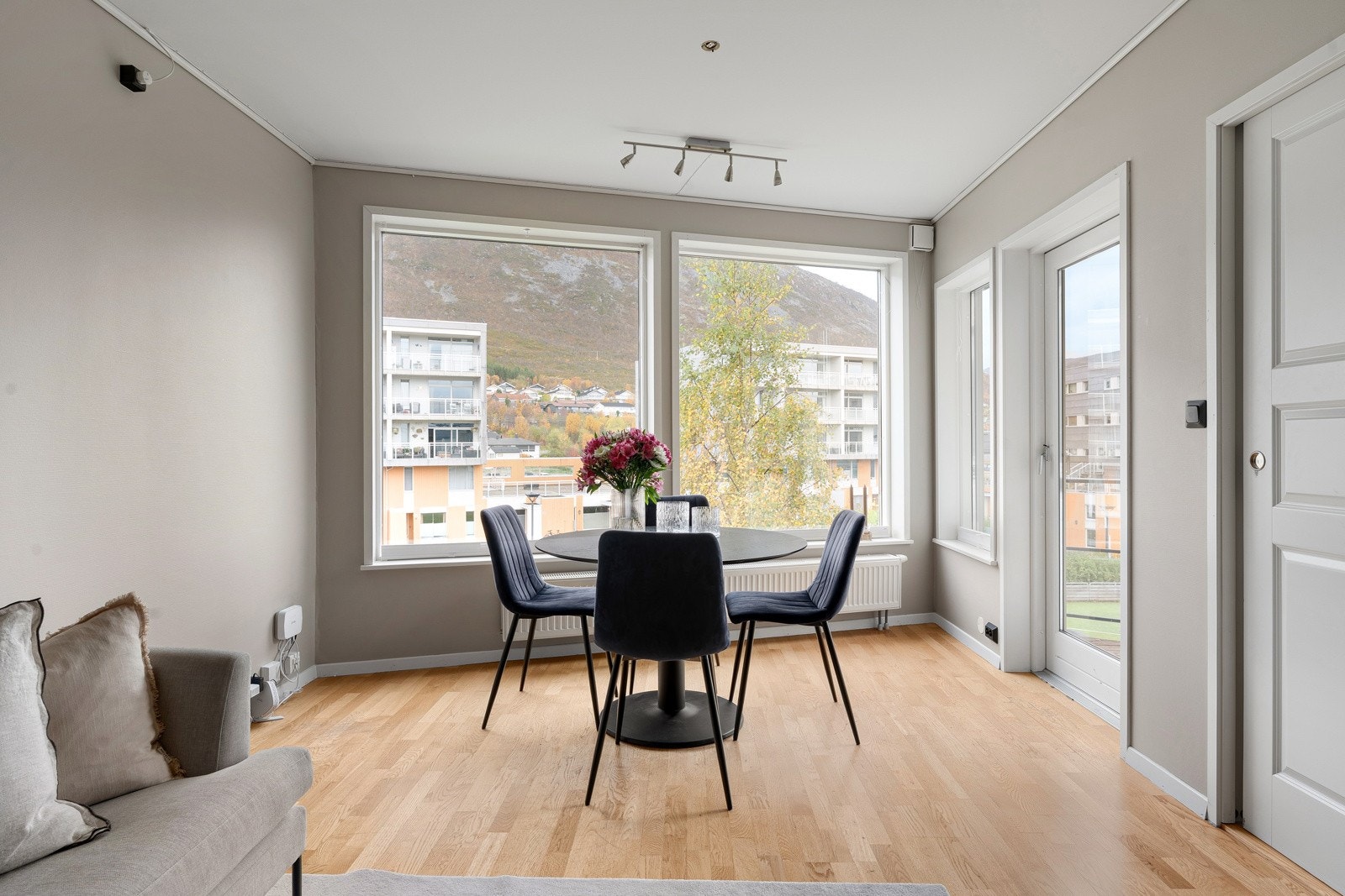 Stuen oppleves luftig med generøs takhøyde og store vindusflater.