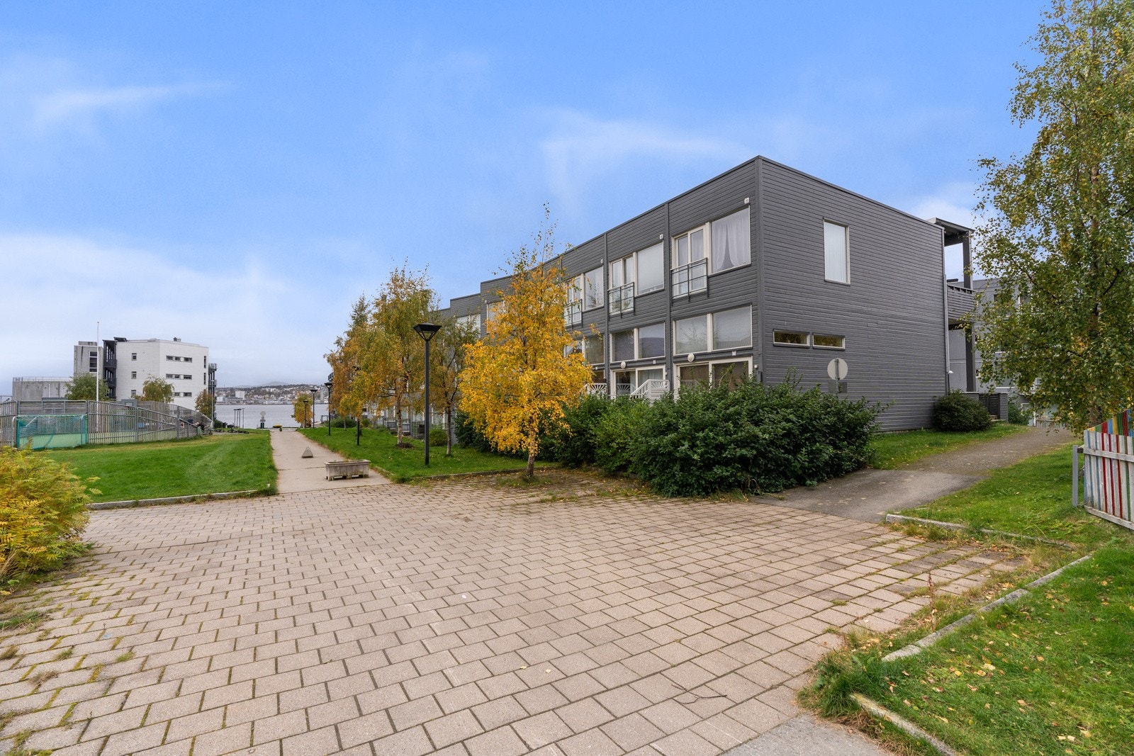 Fra boligen har du gangavstand til treningssenter, dagligvare, gode bussforbindelser, skole, barnehage og flotte turområder!