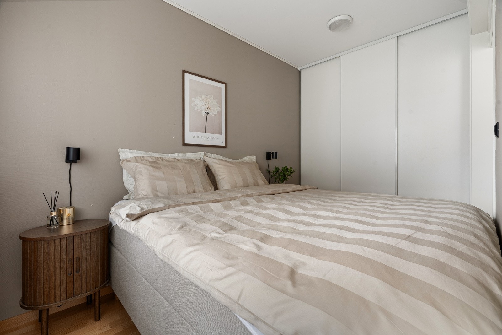 Stor skyvedørsgarderobe med masse oppbevaringsplass.