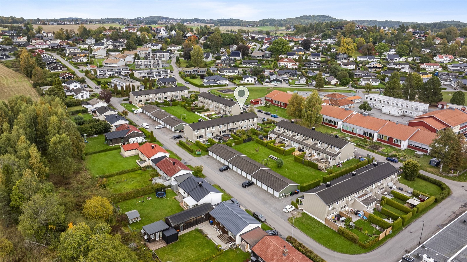 Sameiets store uteområder gir rikelig med boltreplass for barna og legger til rette for lek, sosialt samvær og trygge omgivelser. Dette er et perfekt sted for barn å vokse opp, med grønne arealer, lekeplasser og mange andre barnefamilier i nærmiljøet. Galleribilde