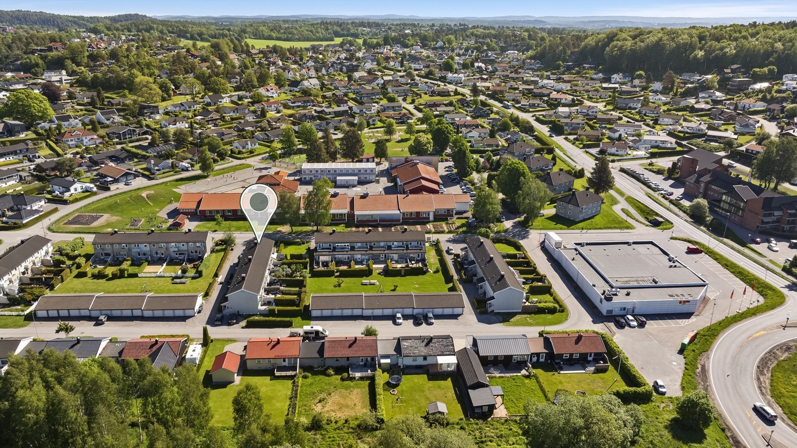 Området sogner til gode skoler og barnehager, og det er kort vei til både Mosserød skole og ungdomsskole, samt flere barnehager i nærområdet. Galleribilde