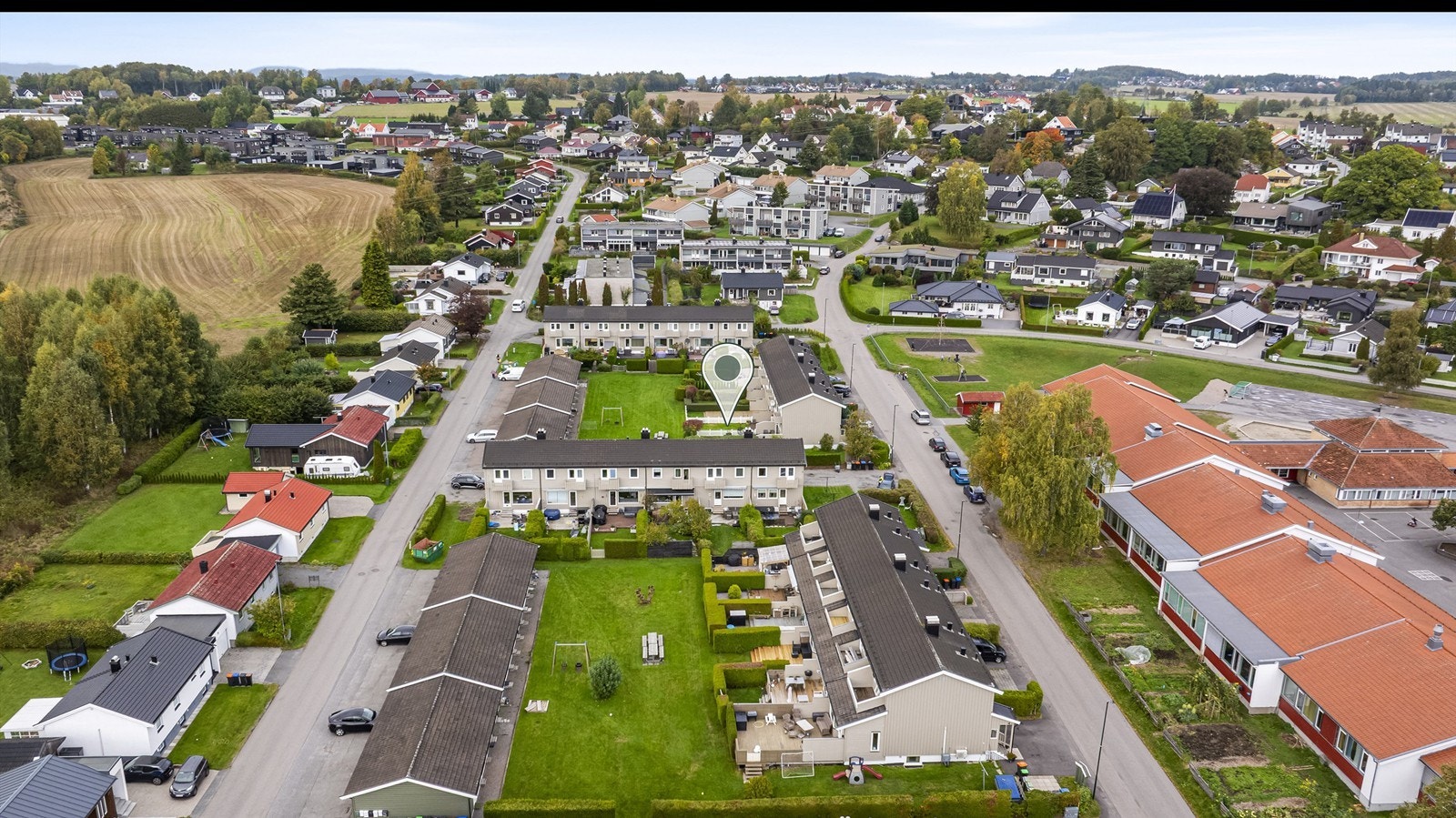 For den aktive byr nærområdet på flotte tur og rekreasjonsmuligheter året rundt. Det er flere fine turstier, skogsområder og friområder i nærheten, perfekt for både små og store. Galleribilde