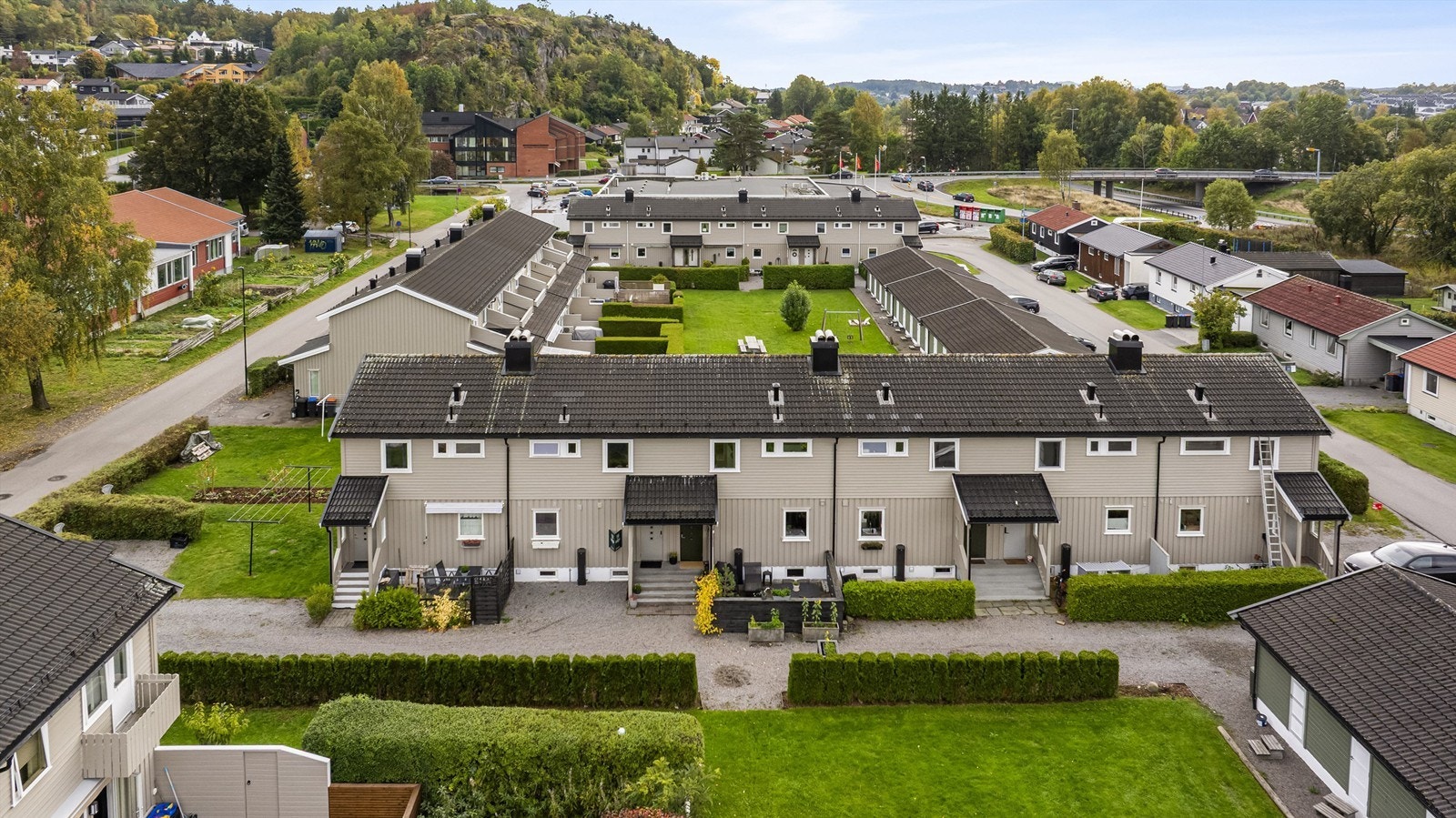 Boligen har en svært pendlervennlig beliggenhet med rask tilgang til E18, noe som gjør hverdagen enkel for deg som pendler til både Oslo, Drammen, Tønsberg eller Grenlandsområdet. Galleribilde