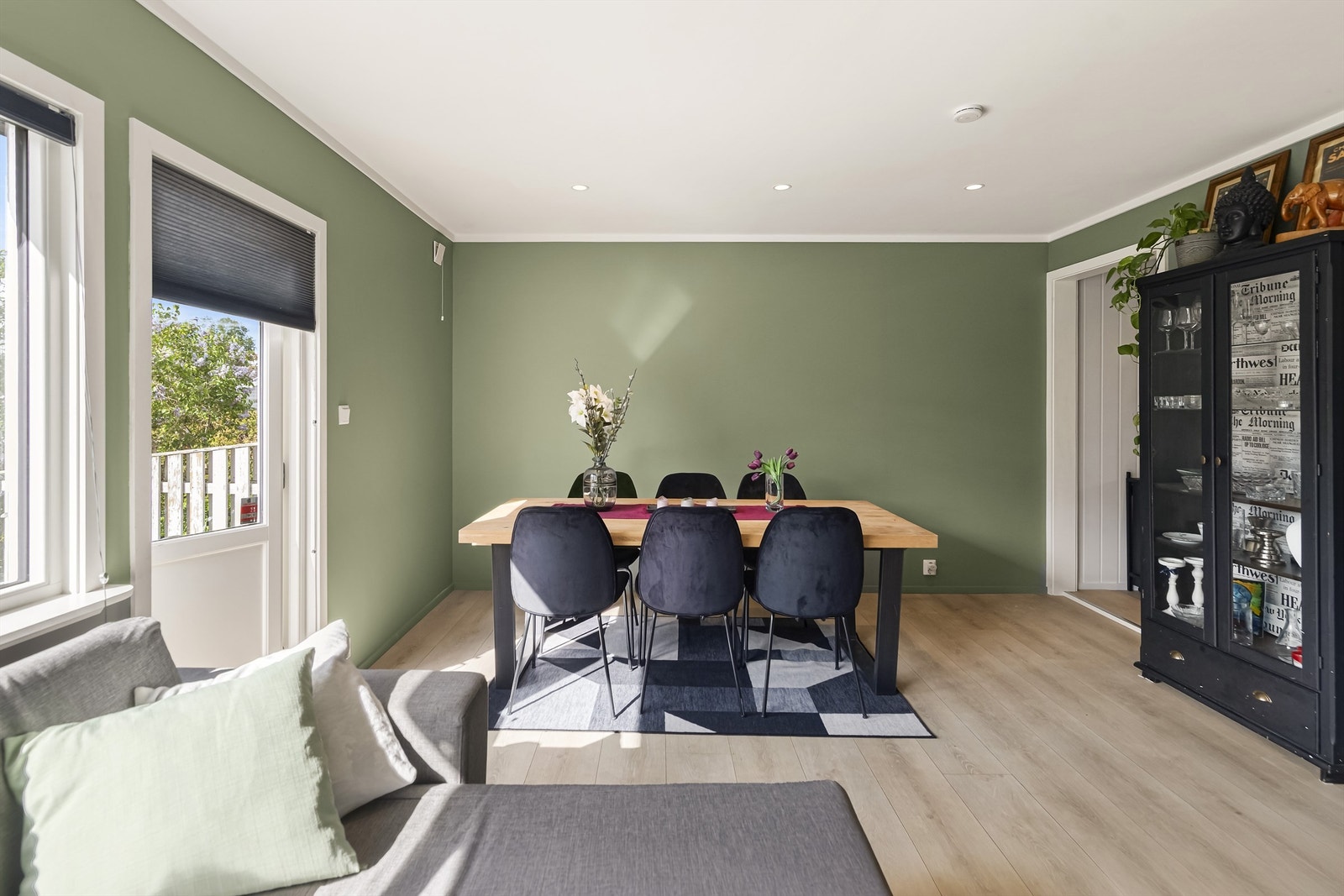 Det ble installert LED downlights i nye tak (nye tak i samtlige rom), og det ble lagt nye gulv samtidig som det ble satt inn nye innerdører. Galleribilde