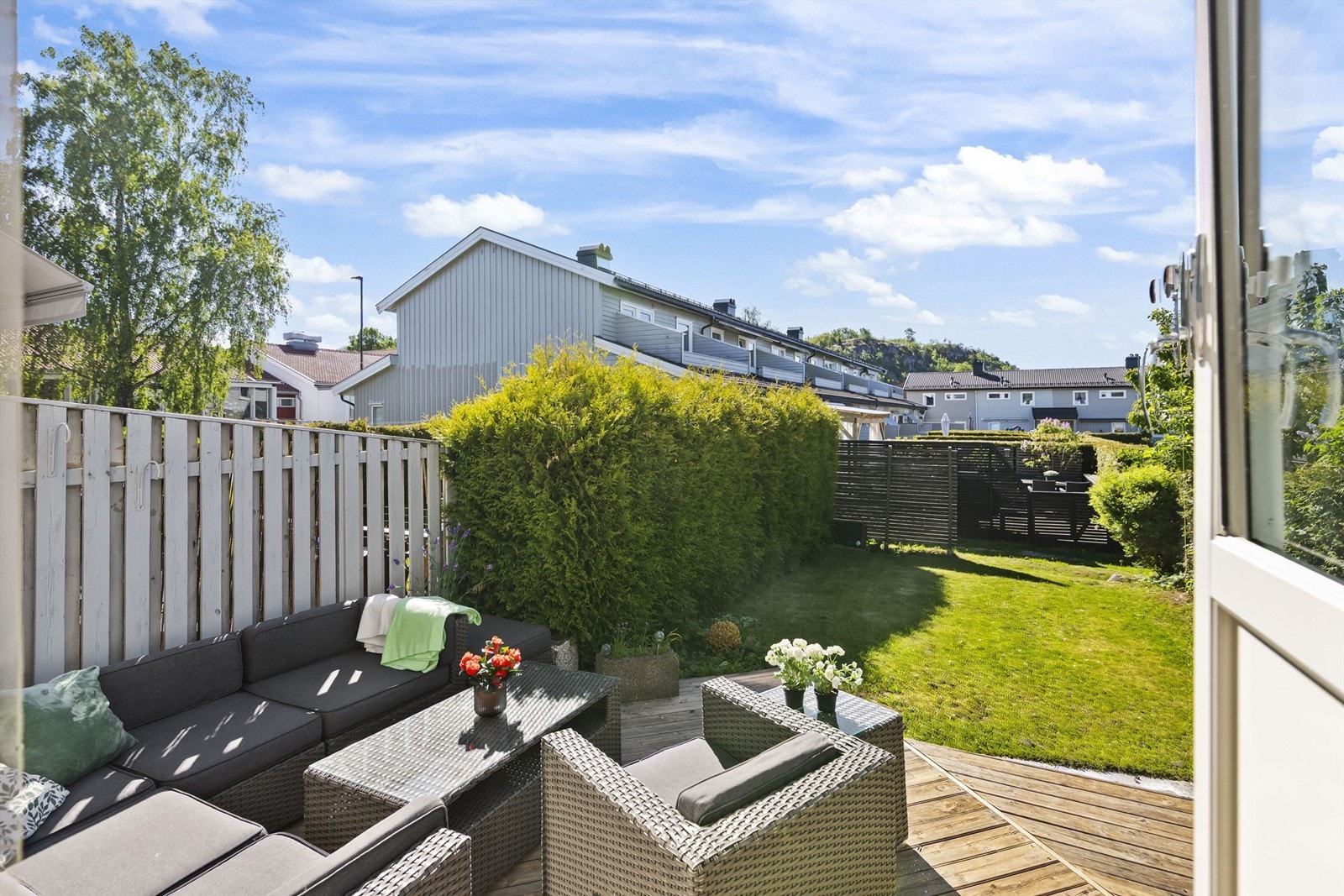 Hver seksjon disponerer sin naturlige del av fellesarealet, og til denne boligen følger det en hyggelig hageflekk foran terrassen som dagens eier vedlikeholder. Galleribilde