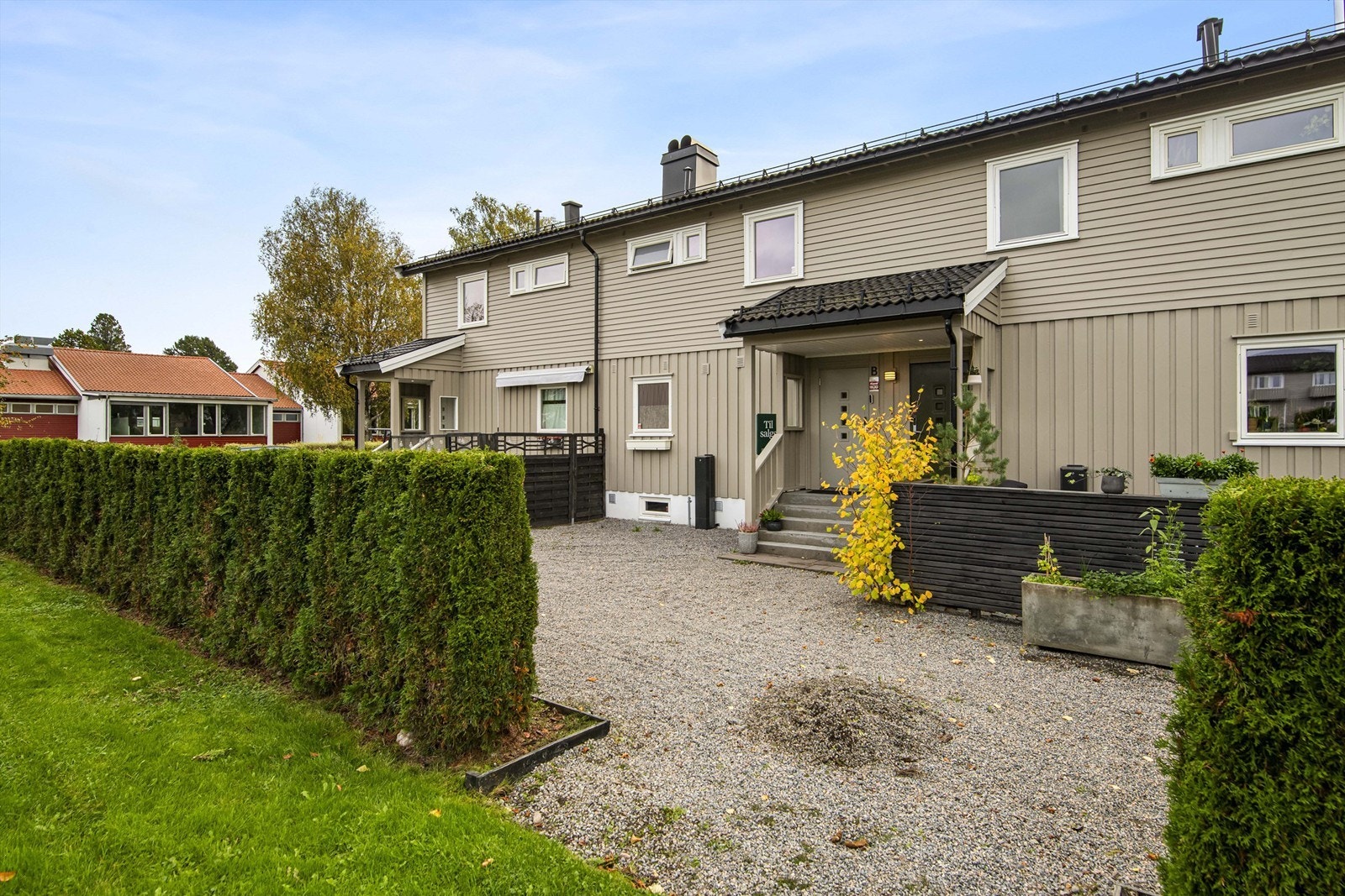 Jupiters vei 6 B har en attraktiv og familievennlig beliggenhet på populære Mosserød i Sandefjord, et etablert boligområde kjent for rolige omgivelser og gode oppvekstsvilkår Galleribilde