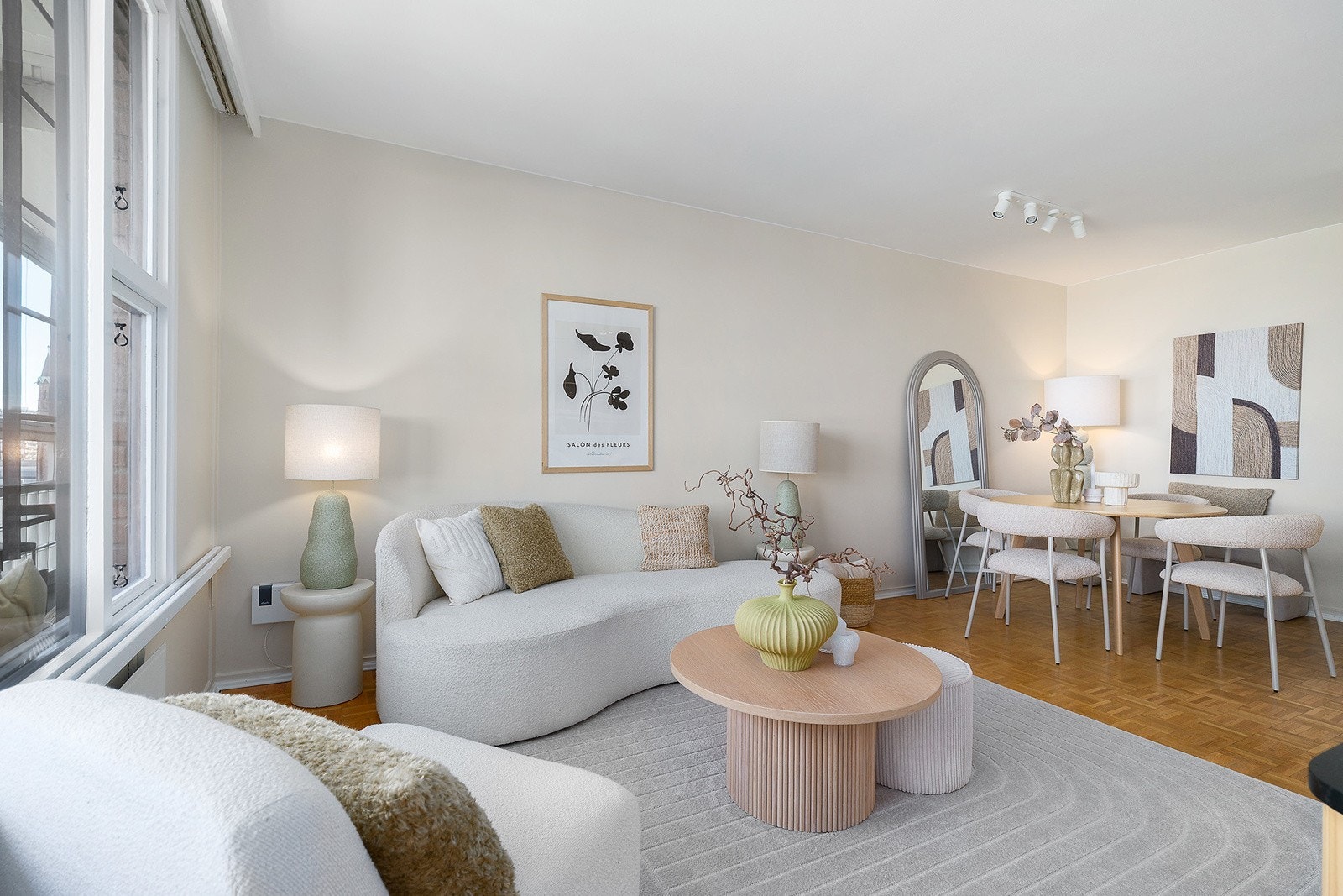 Stue med god plass til sofagruppe og spisebord Galleribilde