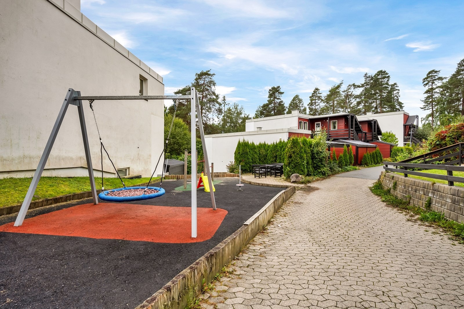 Fellesområdene er opparbeidet med interne asfalterte gangveier og grønne fellesarealer. Det er flere lekeplasser på området samt nærhet til grusbane Galleribilde