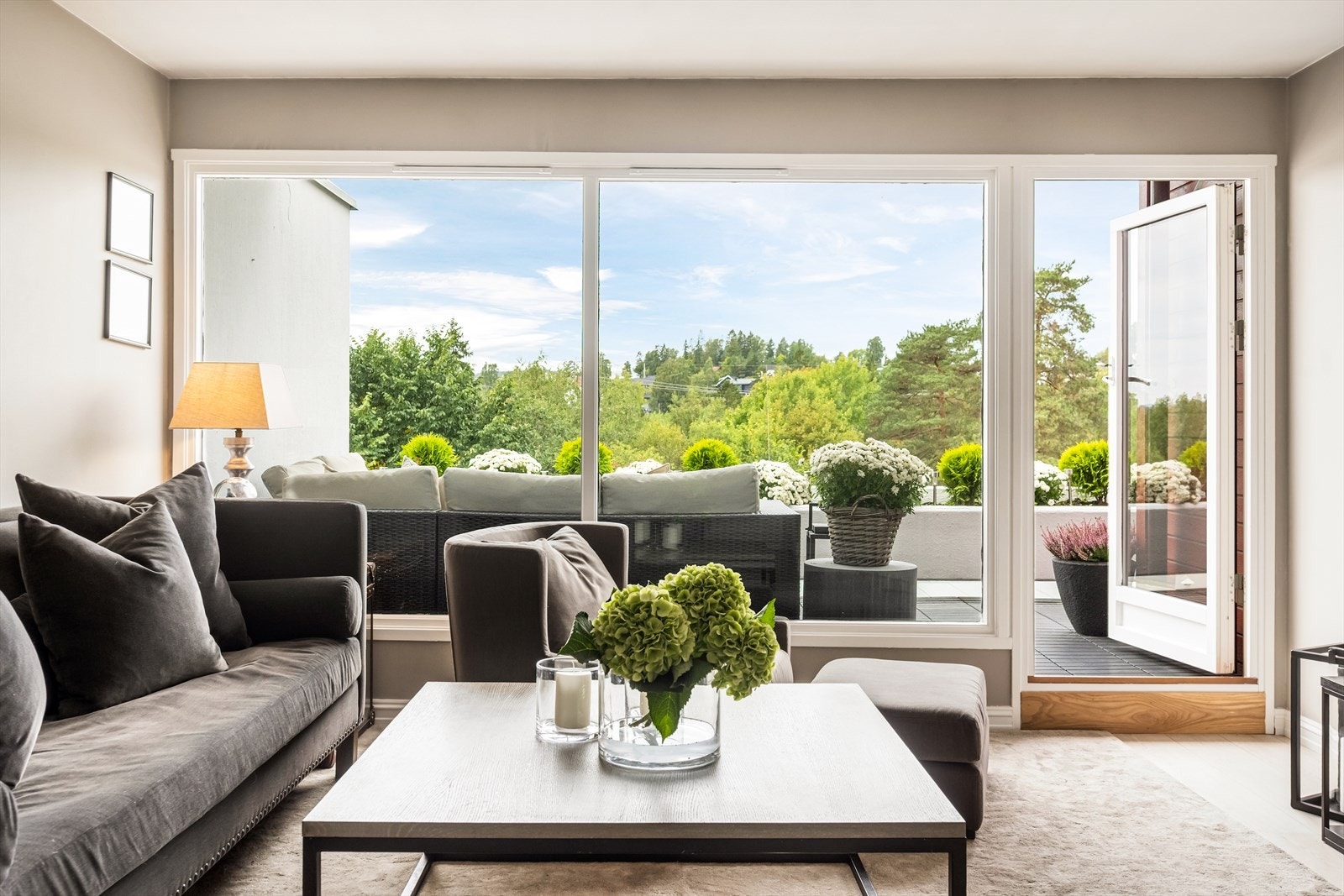Fra stuen er det direkte utgang til en lekker terrasse på hele 12 m² med sol fra kl. 14.00 og utover kvelden Galleribilde