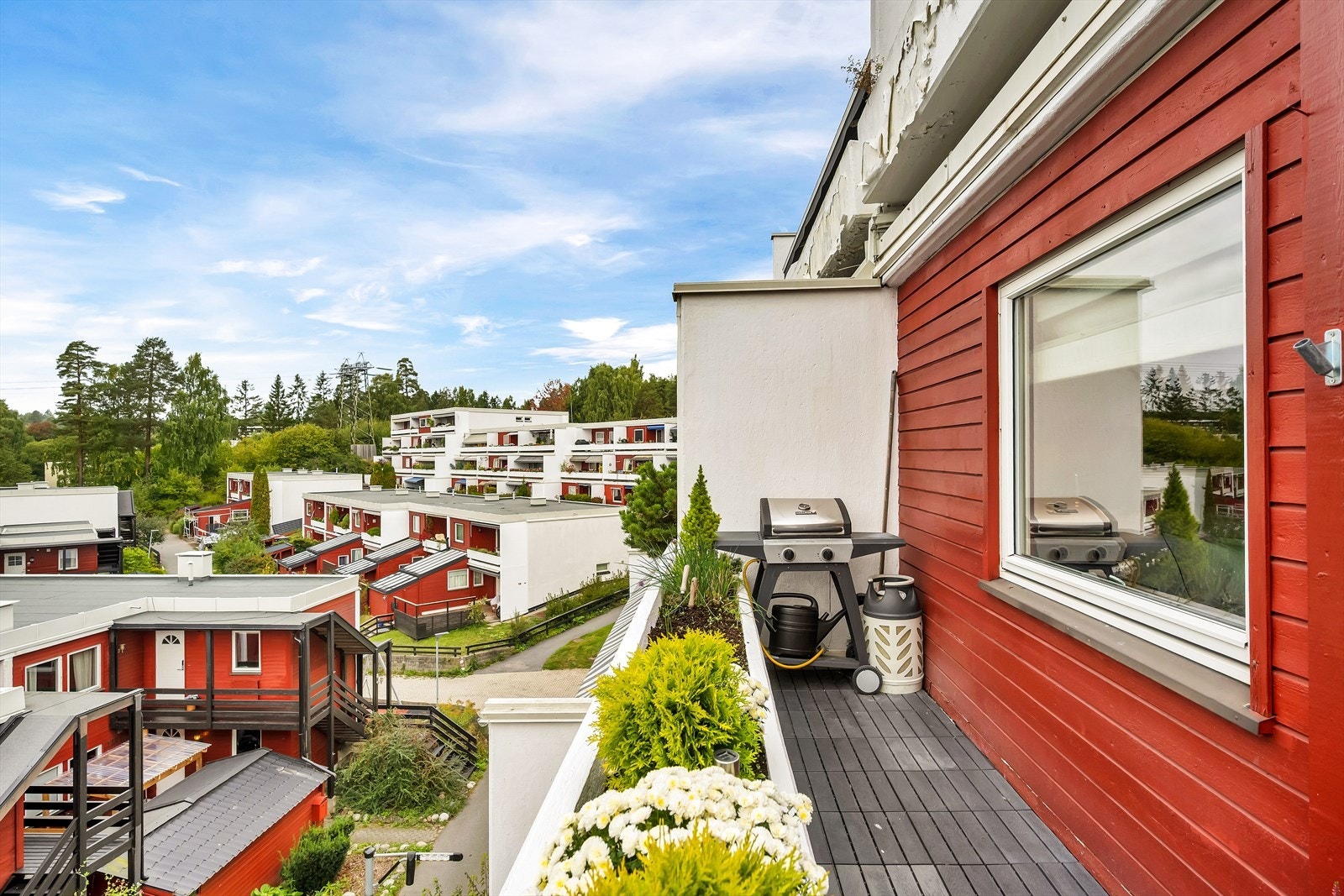 Blomsterkassen fungerer samtidig som et pent og naturlig skille mot omgivelsene og rammer inn uteplassen på en fin måte Galleribilde