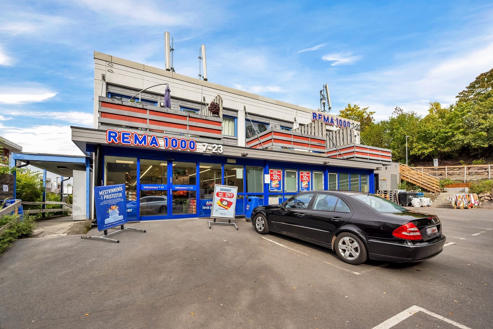 Fra boligen er det kort gangavstand til dagligvarebutikk (Rema 1000) samt Lysejordet busstopp med hyppige avganger mot både Røa og Oslo sentrum Galleribilde