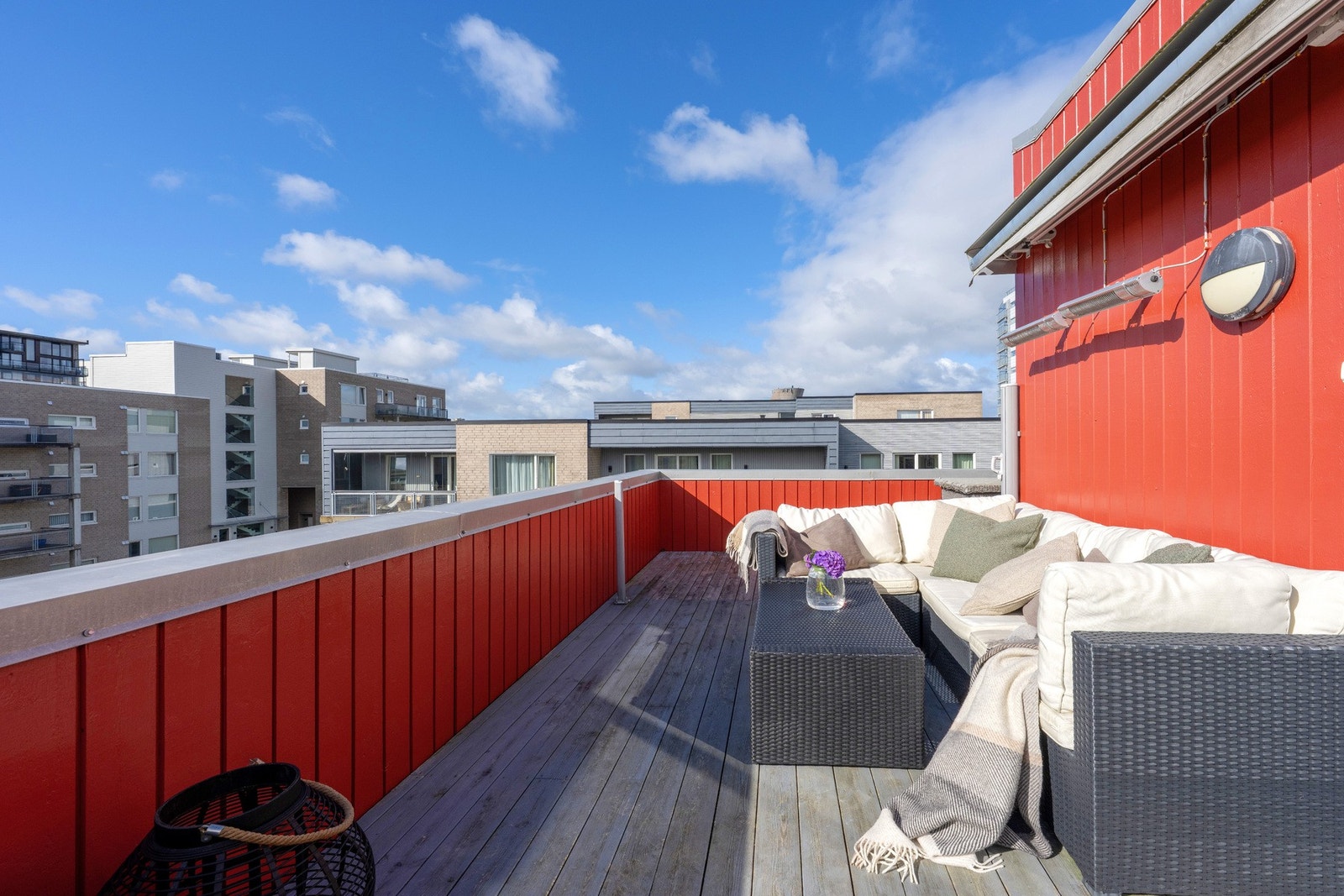 Nydelig takterrasse på byggets vestside. Her er det sol mer eller mindre hele dagen på sommeren. Galleribilde