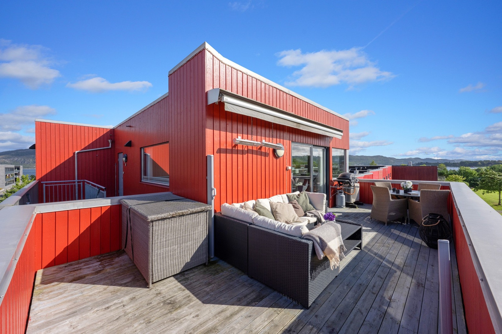 Velkommen til Laberget 69 E! Boligen går over hele toppetasjen i bygget og har en nydelig takterrasse! Galleribilde