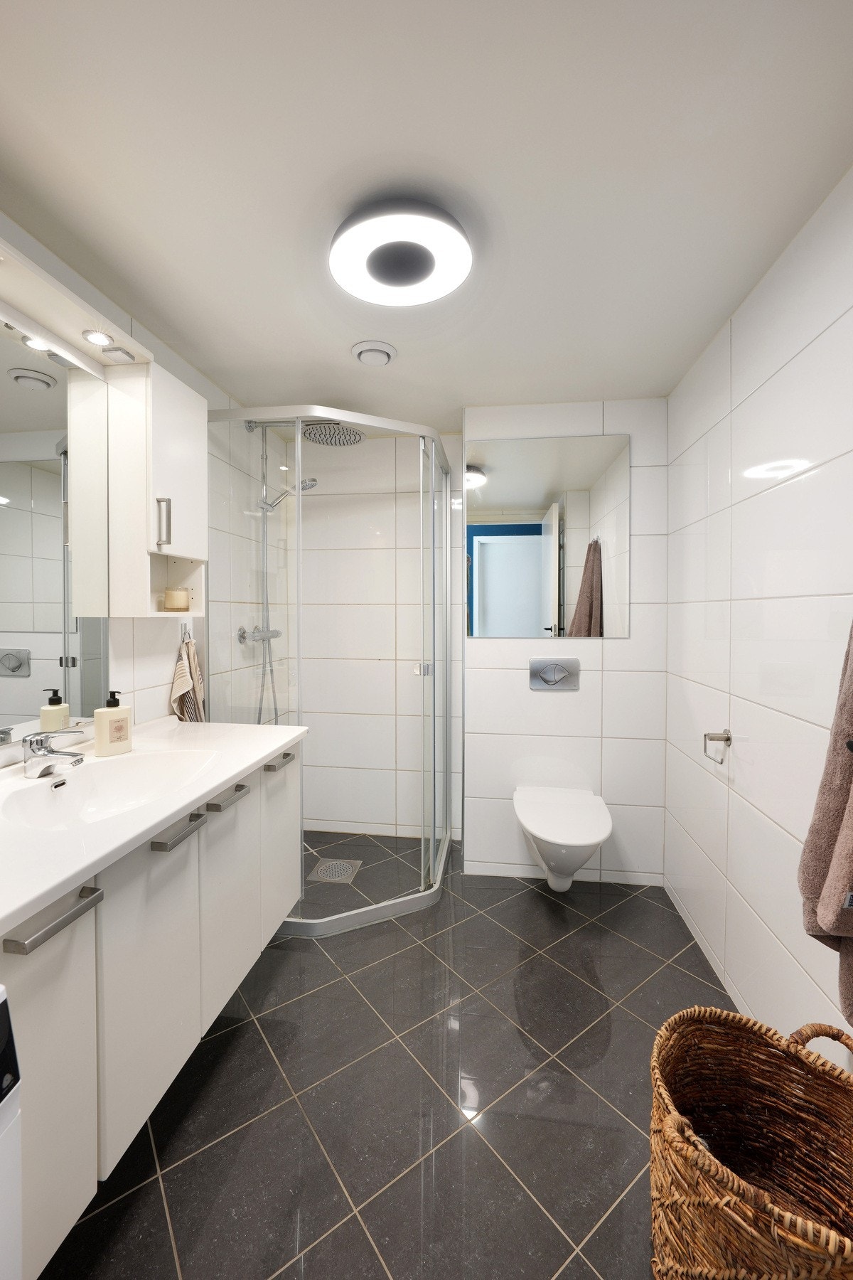 Pent, helfliset bad med vannbåren gulvvarme. Galleribilde