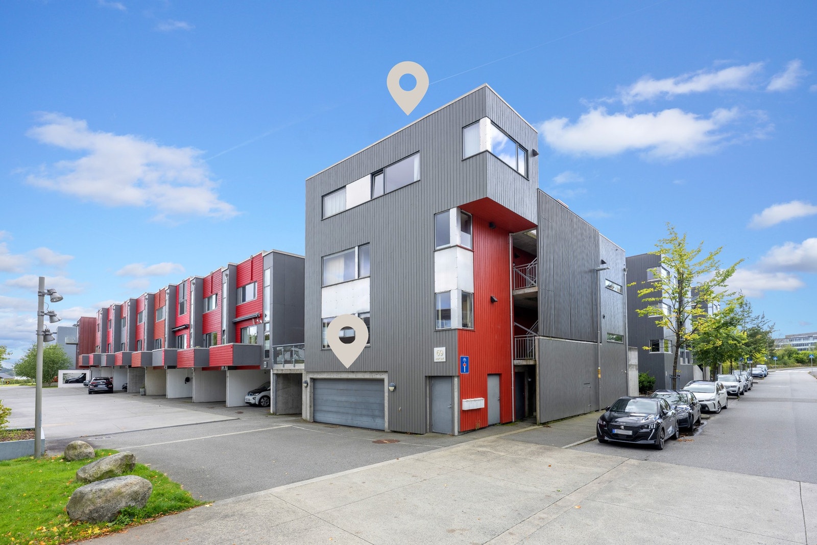 Det er parkering i helt egen dobbel garasje i byggets første etasje. Galleribilde