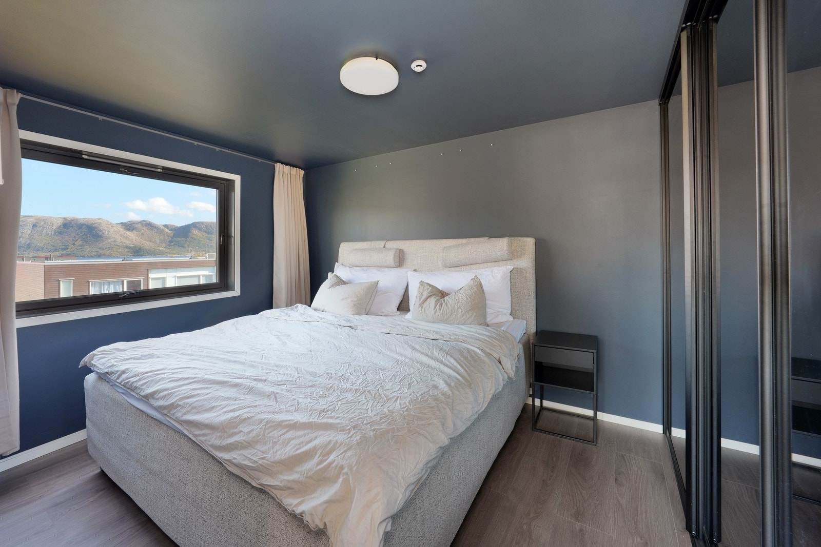 Hovedsoverom med speilsatt skyvedørsgarderobe. Flott utsikt fra soverommet. Galleribilde
