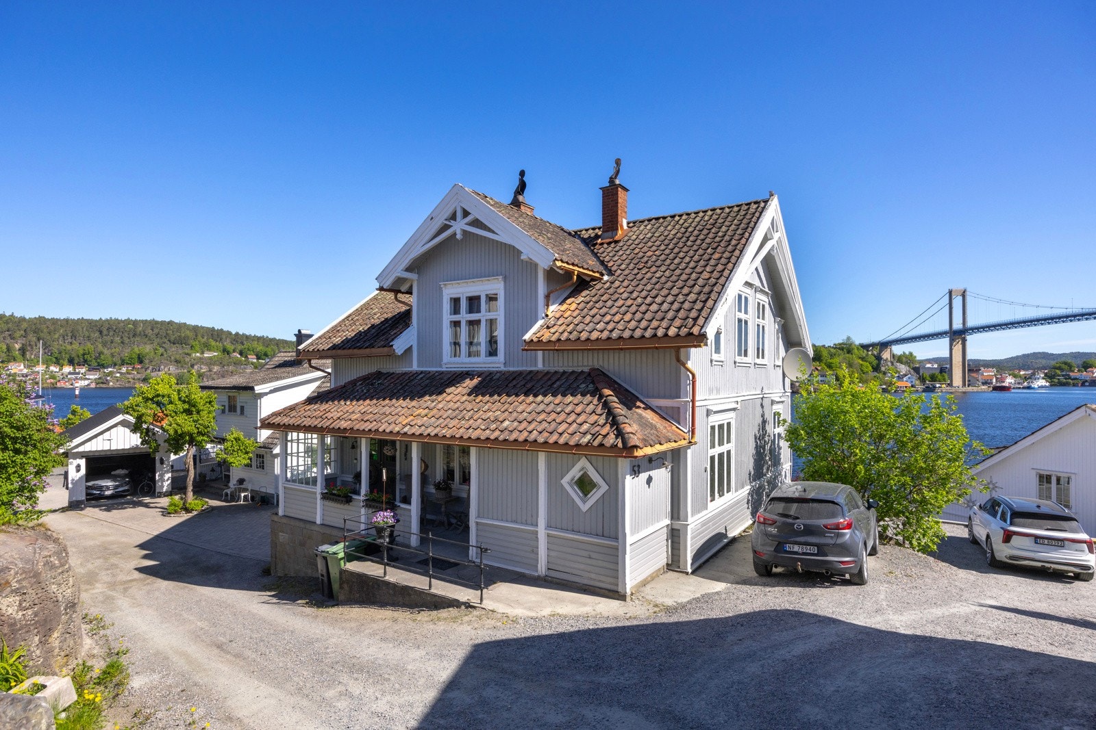 Eiendommen ligger sentralt på Stathelle, med kort vei til barnehage, skole, idrettsanlegg, dagligvarebutikk, Brotorvet kjøpesenter, bibliotek, legesenter og gode kollektivtilbud. Galleribilde