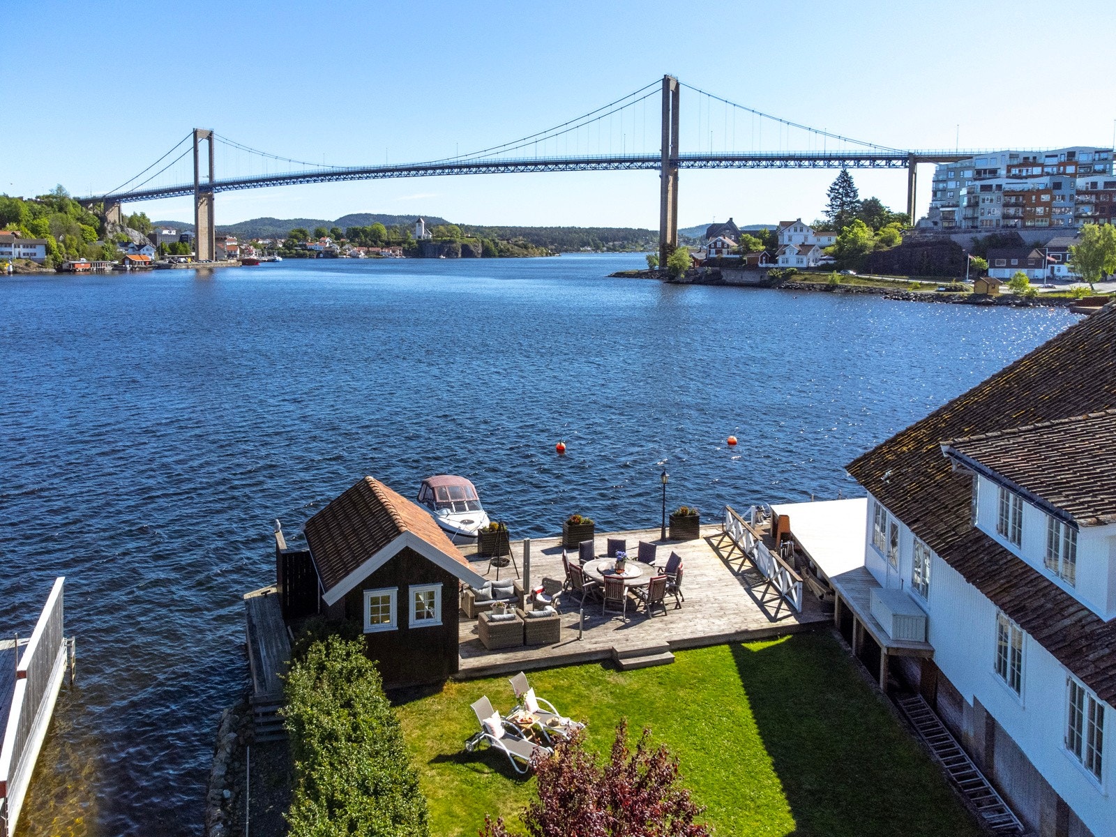 Med en flott beliggenhet, egen dypvannsbrygge og sjøbu, får du gode muligheter for båtliv og rekreasjon - her kan du virkelig trives. Galleribilde