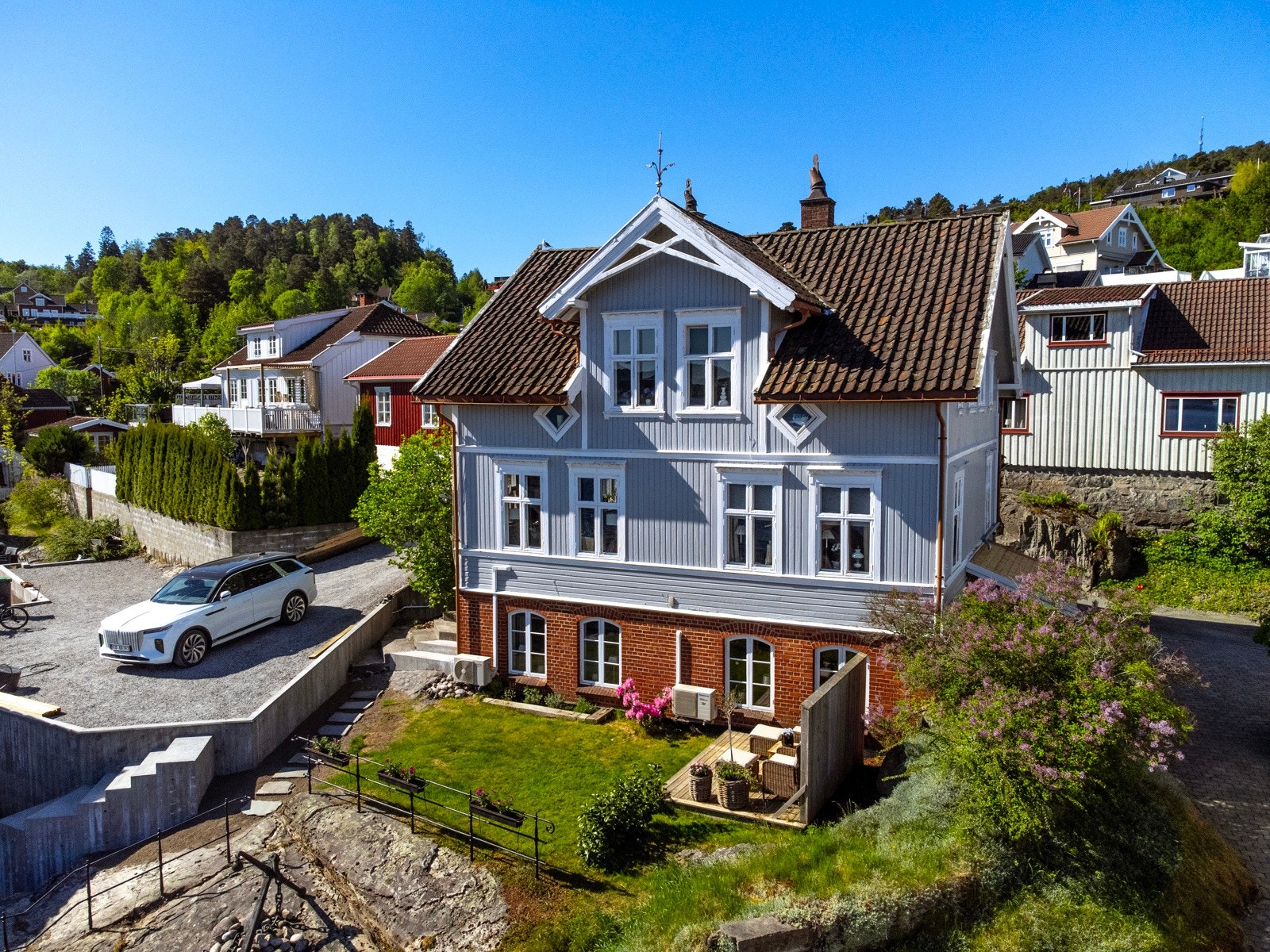 Her bor du i et fredelig og trivelig nabolag, omkranset av vakker natur og med umiddelbar nærhet til sjøen og idyllisk skjærgård. Galleribilde