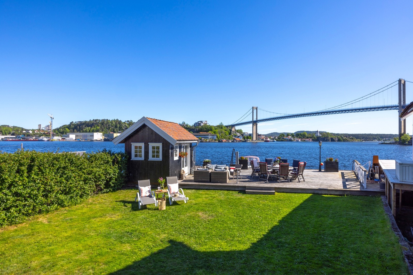 Tomten byr på nydelig sjøutsikt og en lettstelt hageflekk som gir rom for både avslapning og uteaktiviteter. En av eiendommens virkelige perler er den private dypvannsbrygga på ca. 20 meter, som gir deg direkte tilgang til fjorden og skjærgården. Galleribilde