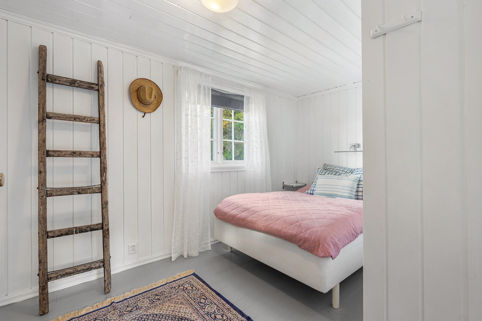 Tre av soverommene ligger i loftetasjen, mens det siste soverommet er plassert i 1. etasje. Galleribilde