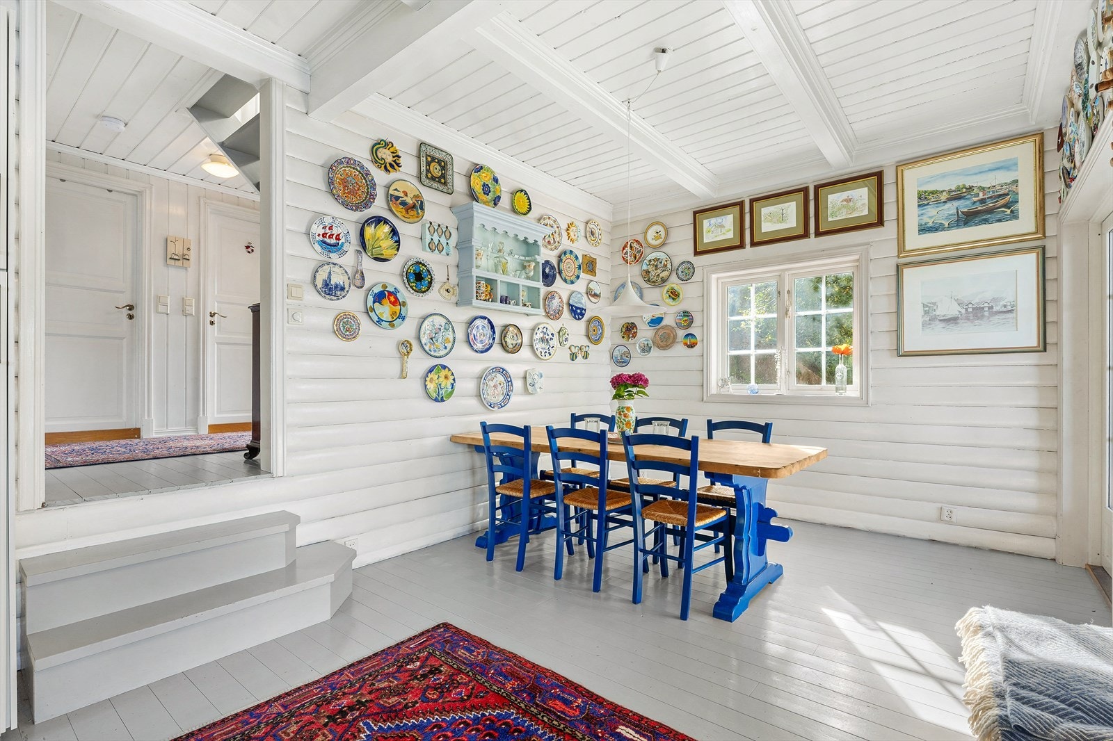 Rommet har lysmalte overflater med panel i taket og veggene, samt hvitmalt gulvbord. Galleribilde