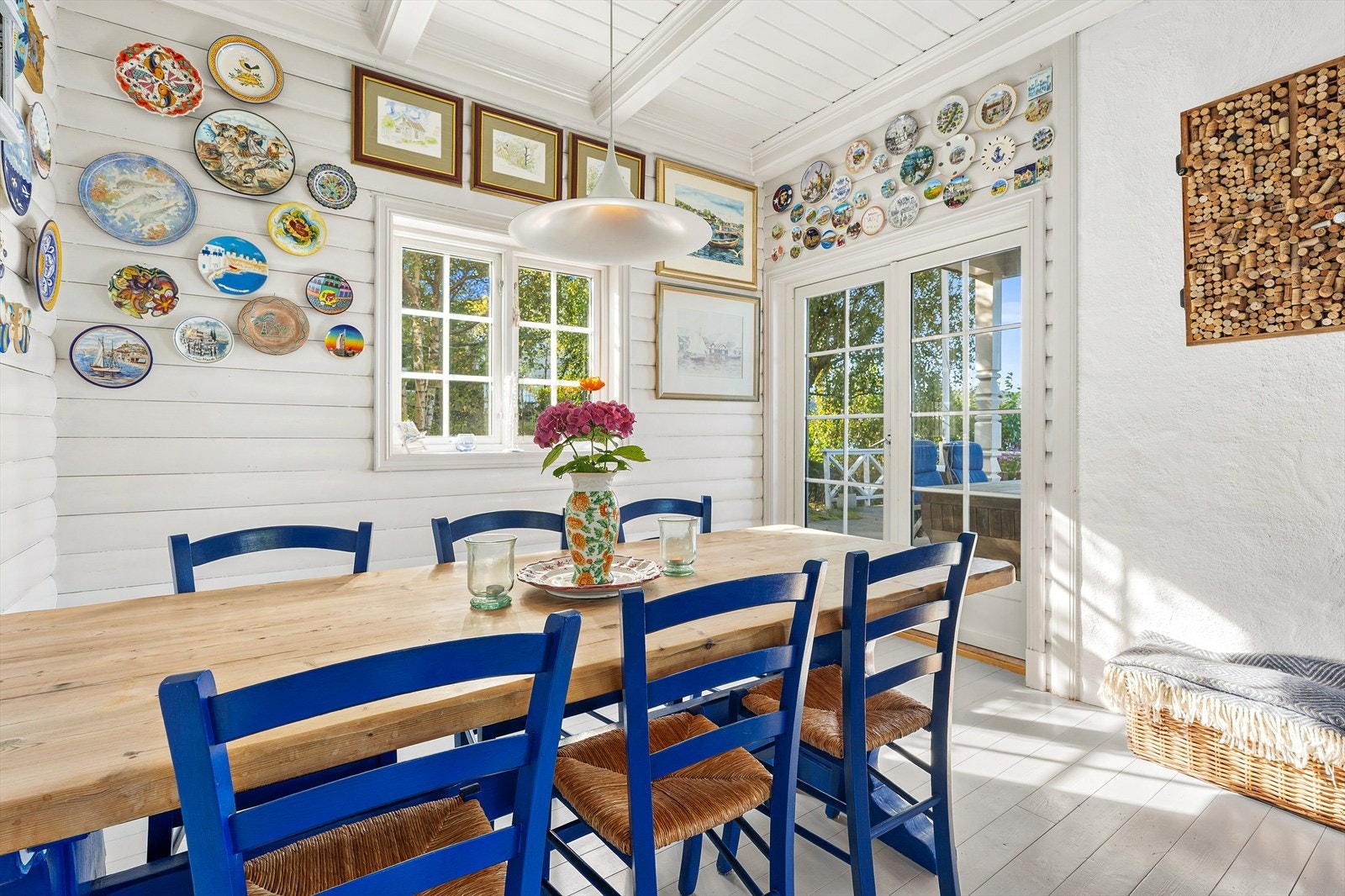 Det er lysinnslipp fra flere himmelretninger, fantastisk utsikt fra vinduene og doble dører ut til terrassen. Galleribilde