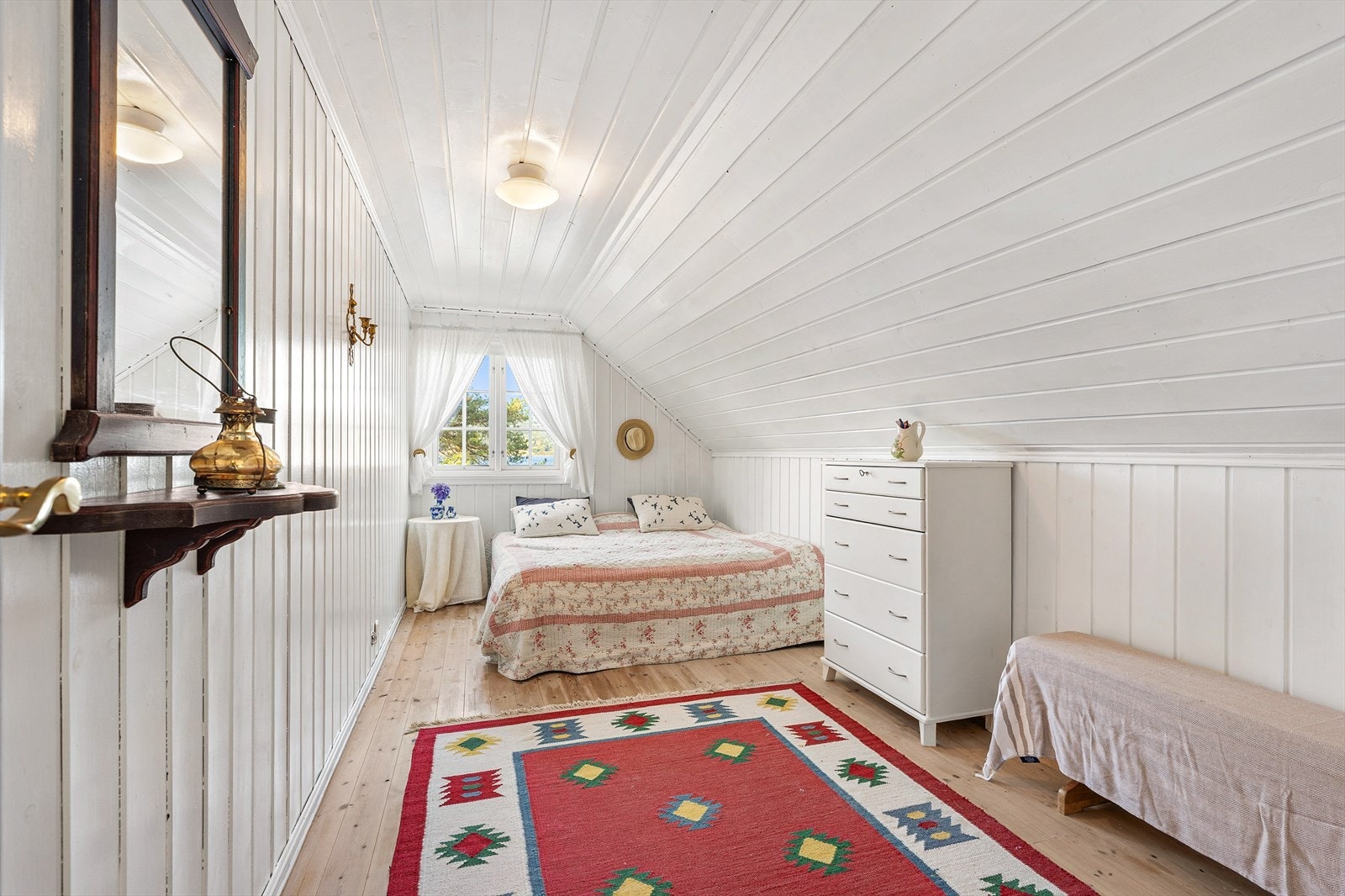 Fritidsboligen har totalt fire soverom, så her kan hele familien være på hytta samtidig og likevel invitere gjester på besøk. Galleribilde