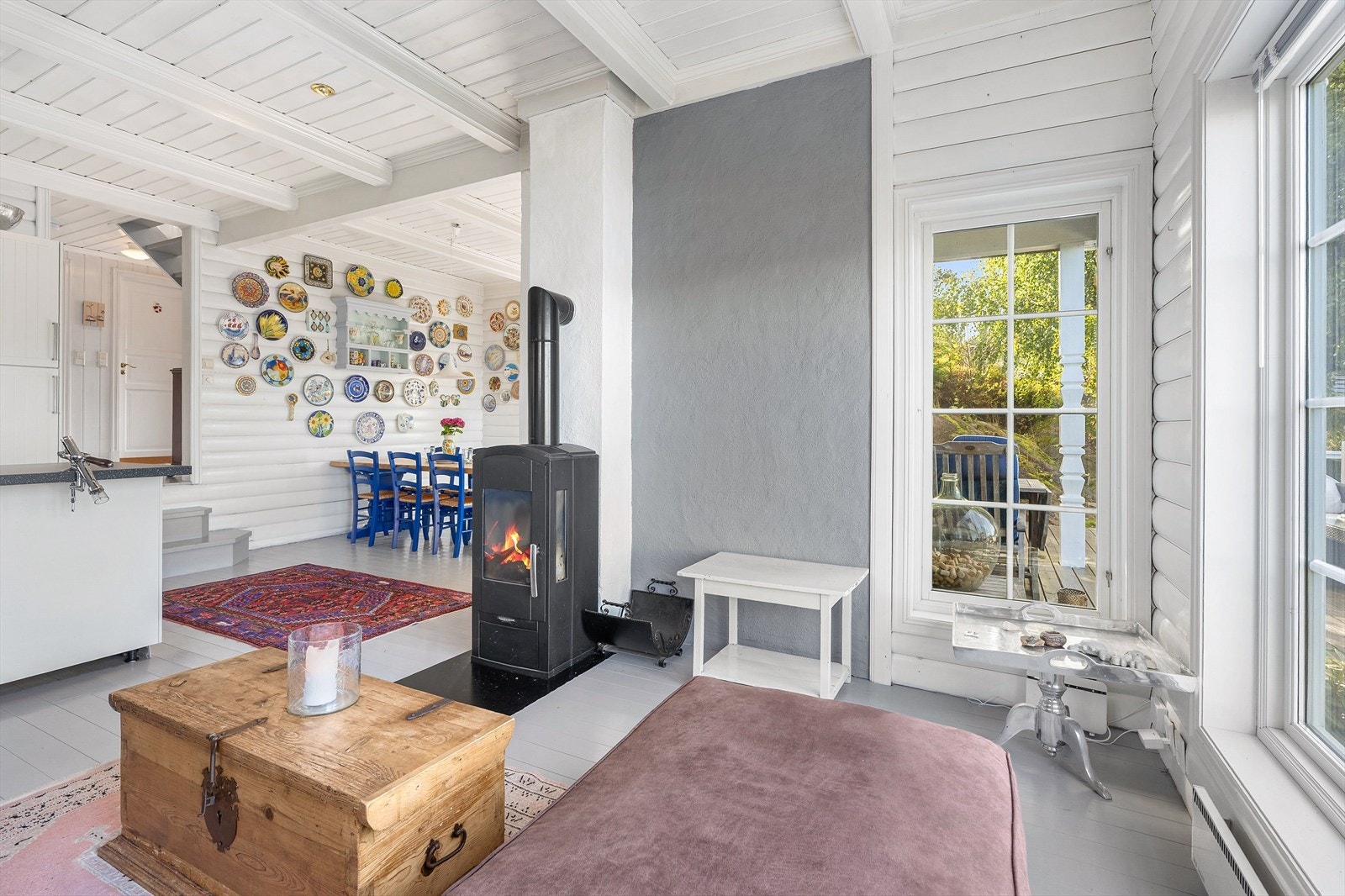 Hytta har elektrisk oppvarming, i tillegg til peisovn i allrommet for ekstra varme og hygge. Galleribilde