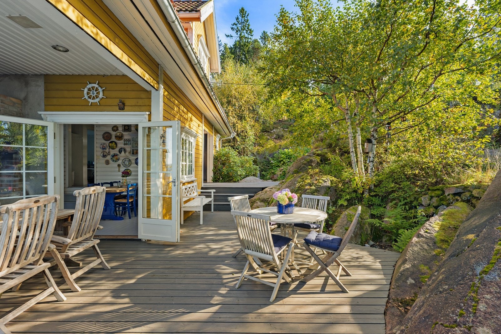 Frodig naturtomt med stor terrasse tilpasset terrenget. Galleribilde