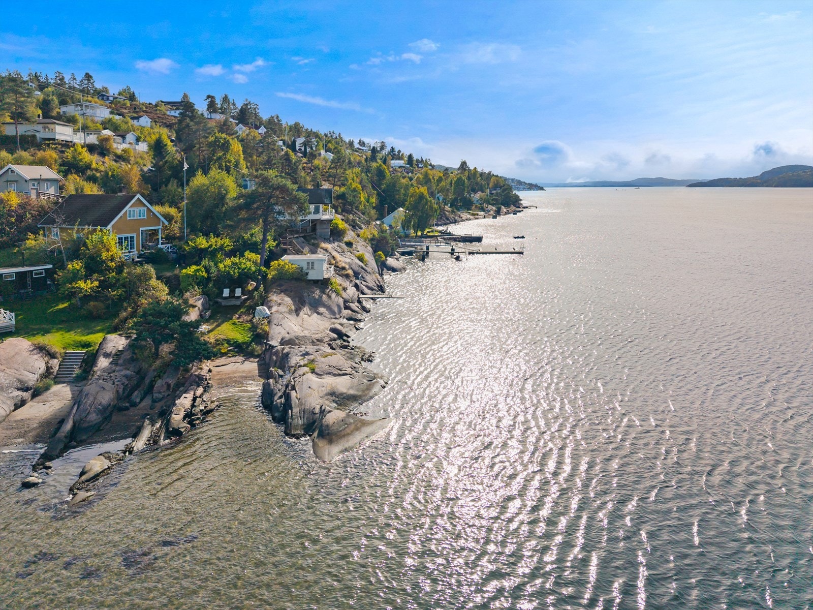 Kun 20 minutters gange fra hytta til sentrumskjernen i Holmsbu, med fantastisk sjarm og sørlandsidyll. Galleribilde