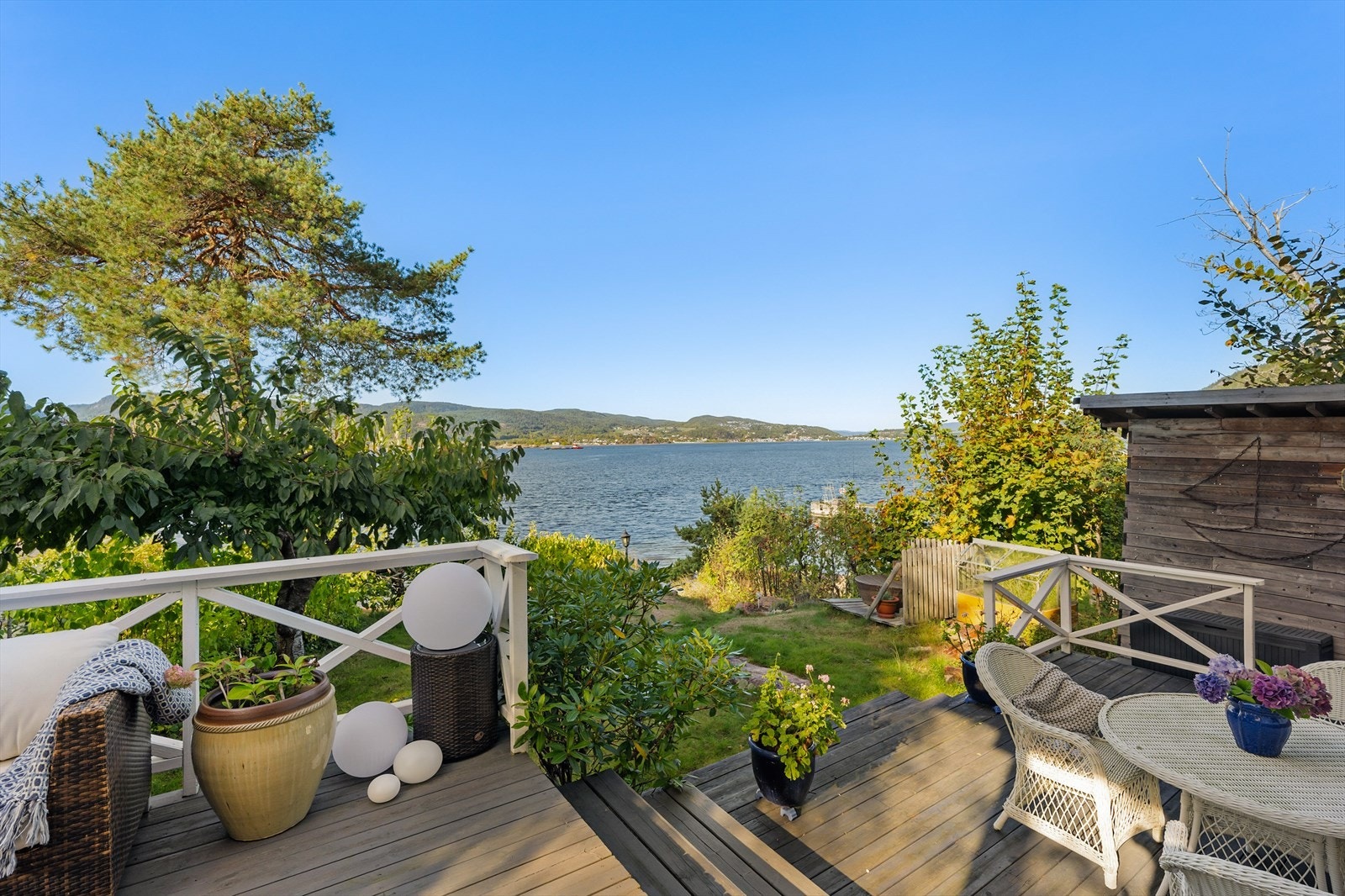 Direkte adkomst fra terrassen og ned til vannet. Galleribilde