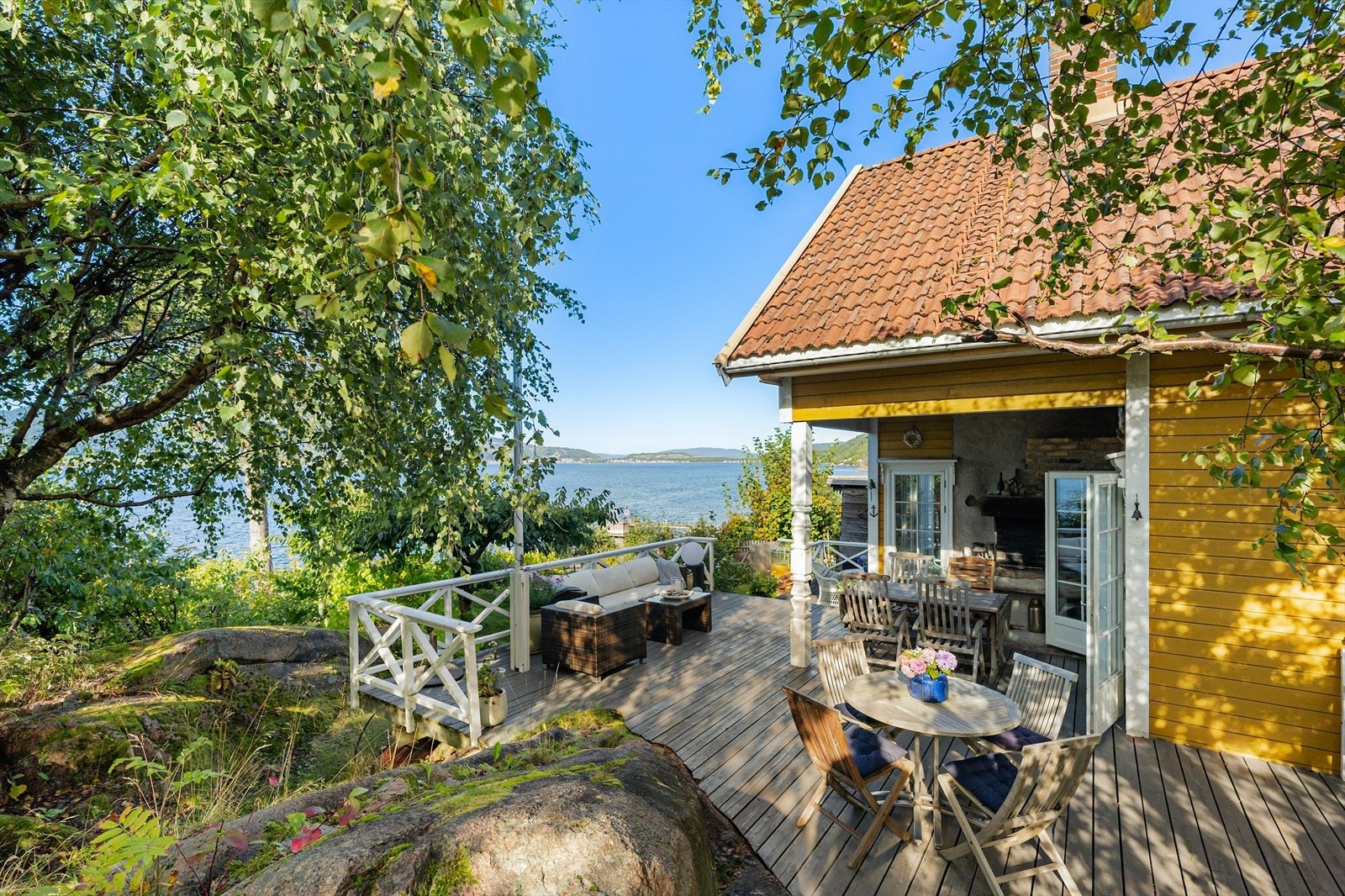 Rundt hytteveggen ligger en flott treterrasse i to nivåer, totalt ca. 66 kvm, med god utsikt utover sjøen og fine solforhold gjennom dagen. Galleribilde