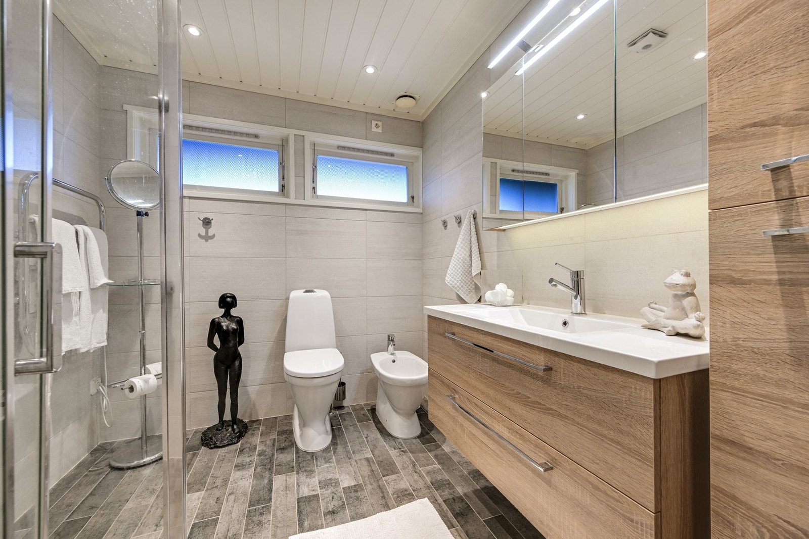 I soveromsfløyen finner vi både dette pene badet og et oppusset vaskerom Galleribilde