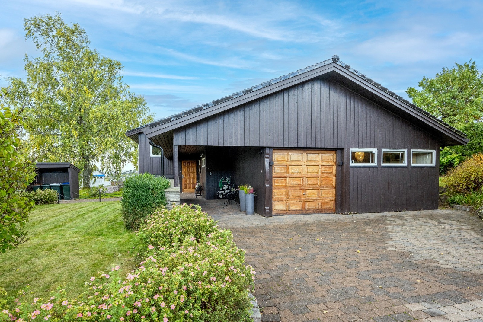 Ikke så bred garasje eller carport - så får ny eier selv vurdere om man skal bygge om litt Galleribilde