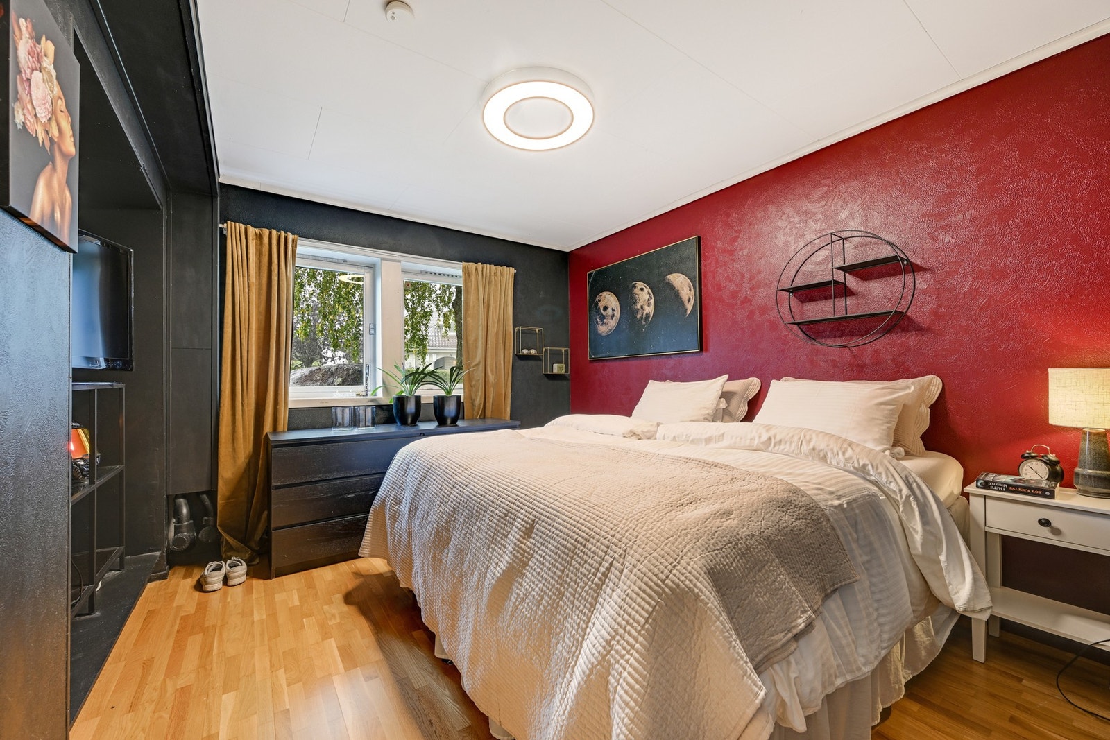 I underetasjen er det i tillegg et godt soverom med plass for dobbel seng Galleribilde