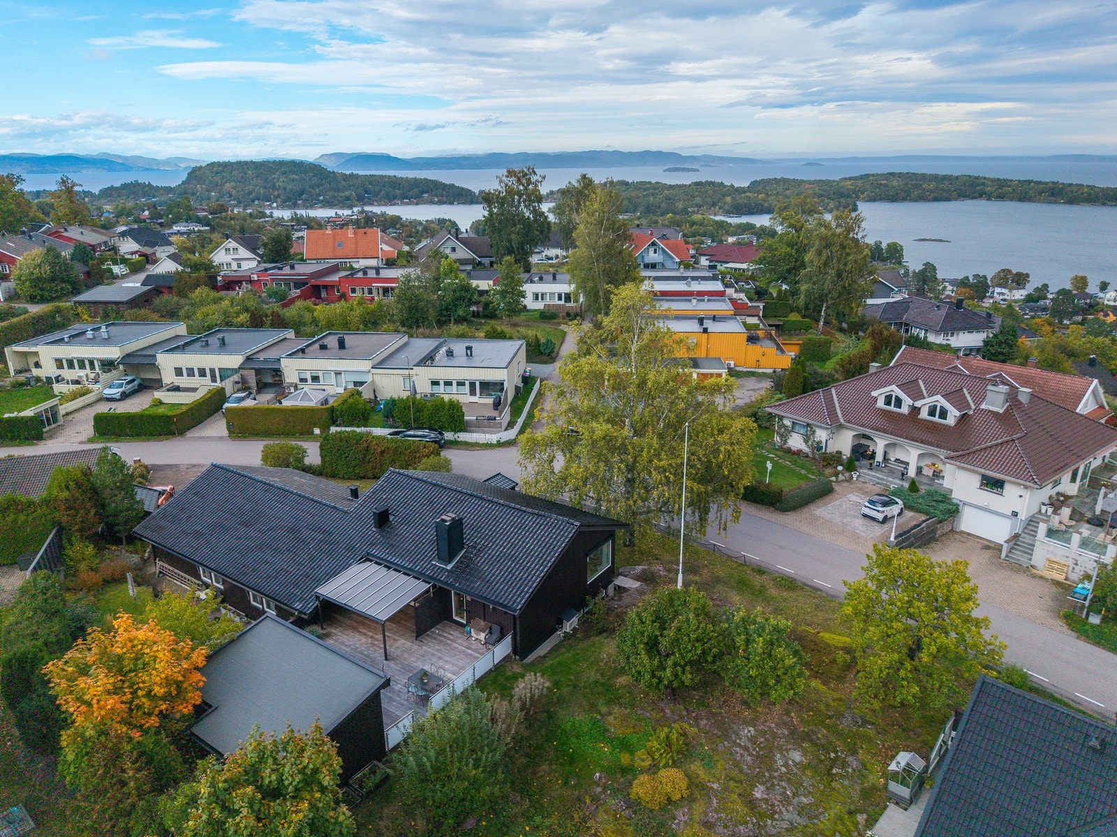 Her ser vi boligen og litt av de fine omgivelsene Galleribilde