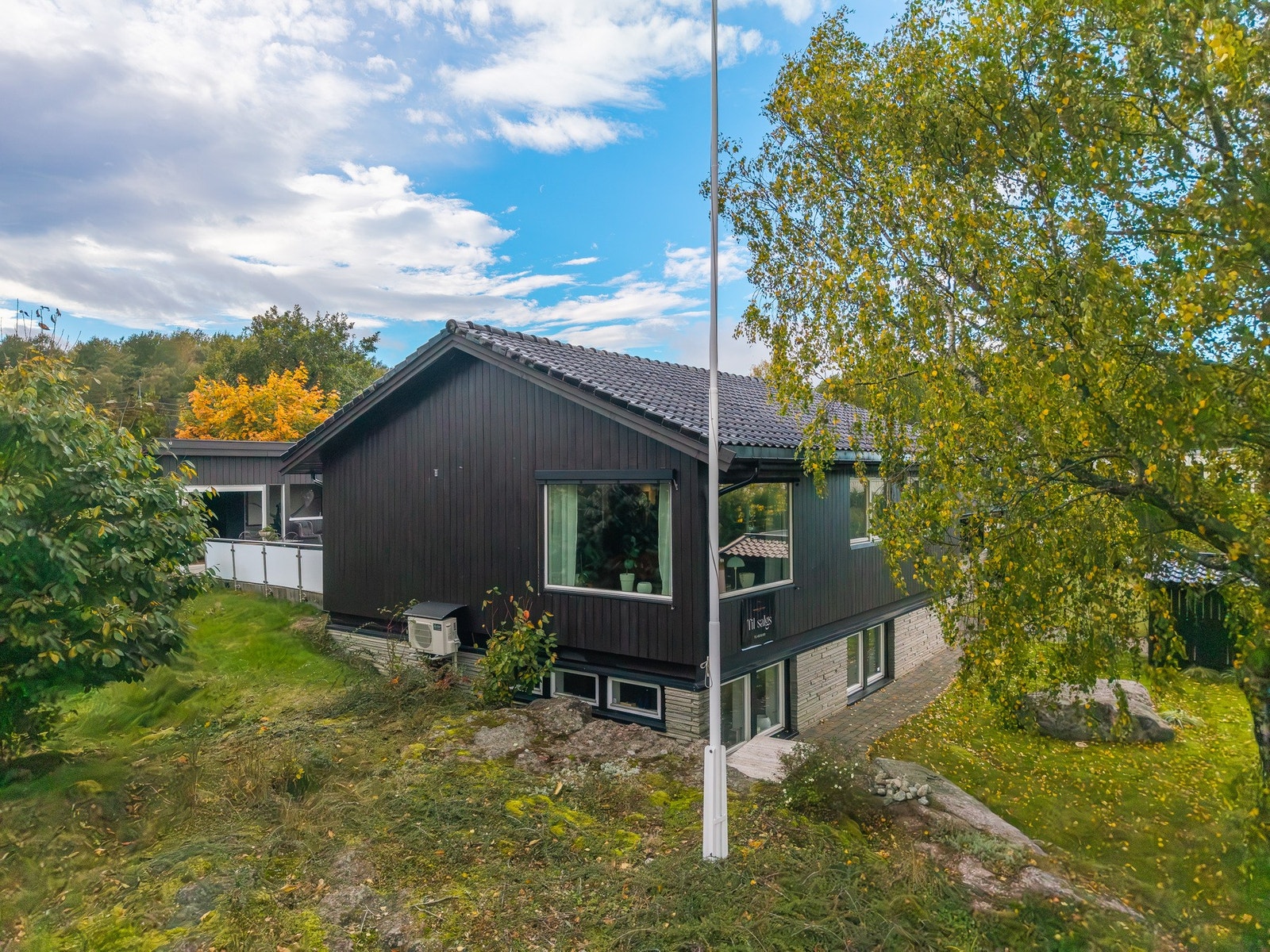 Da fortsetter vi på utsiden - her ser vi litt av terrassen med glassrekkverk til venstre Galleribilde