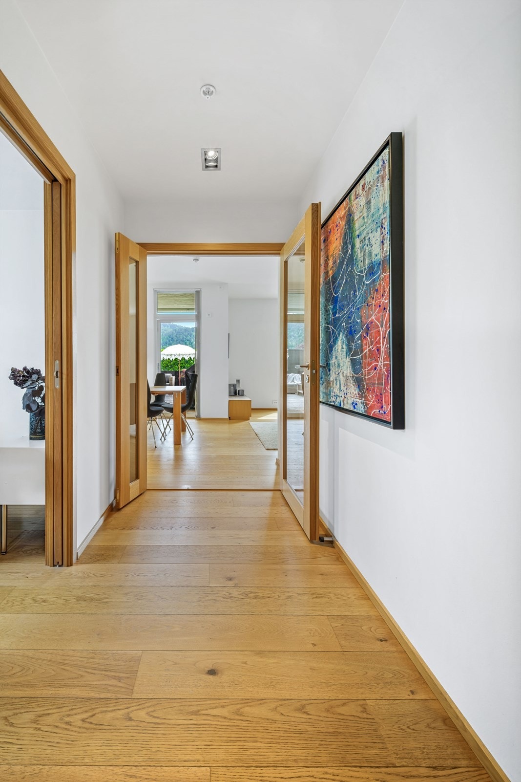 Leiligheten har brede døråpninger og har blant annet to fløyet dør fra entré/gang og inn til stue-kjøkkenrommet Galleribilde