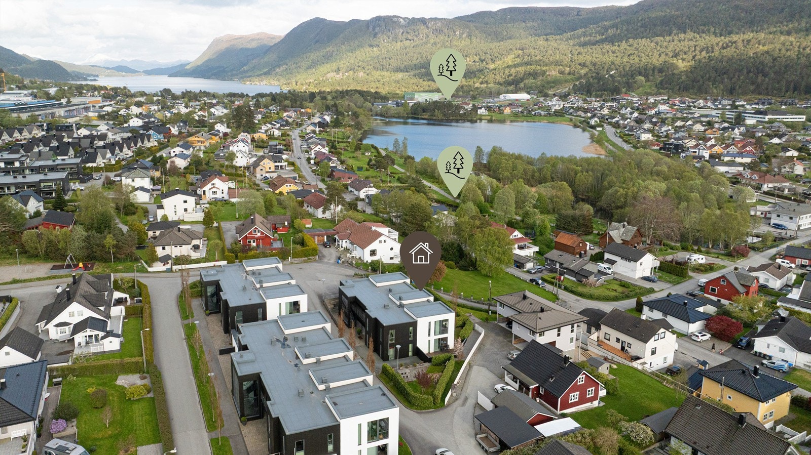 Videre er det kort veg til den populære turstien rundt Lillevatnet, trimløypa, padelhall og idrettsanlegg i Vasstranda. Videre fra Vasstranda er det tursti opp til Emblemsfjellet, hvor Høgkubben er et populært turmål Galleribilde