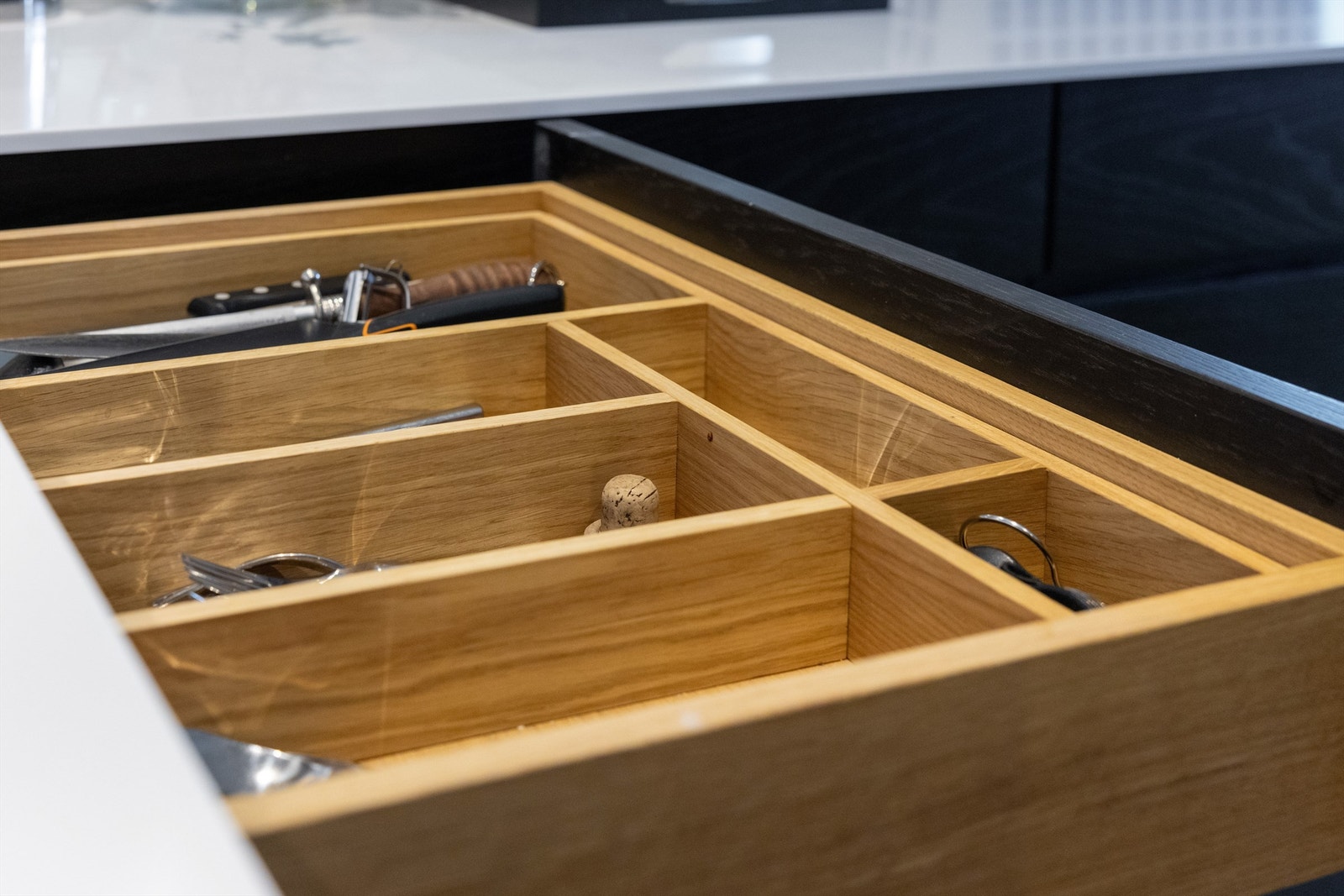 Skrog og innerskuff i heltre eik, understreker kvaliteten på innredningen Galleribilde